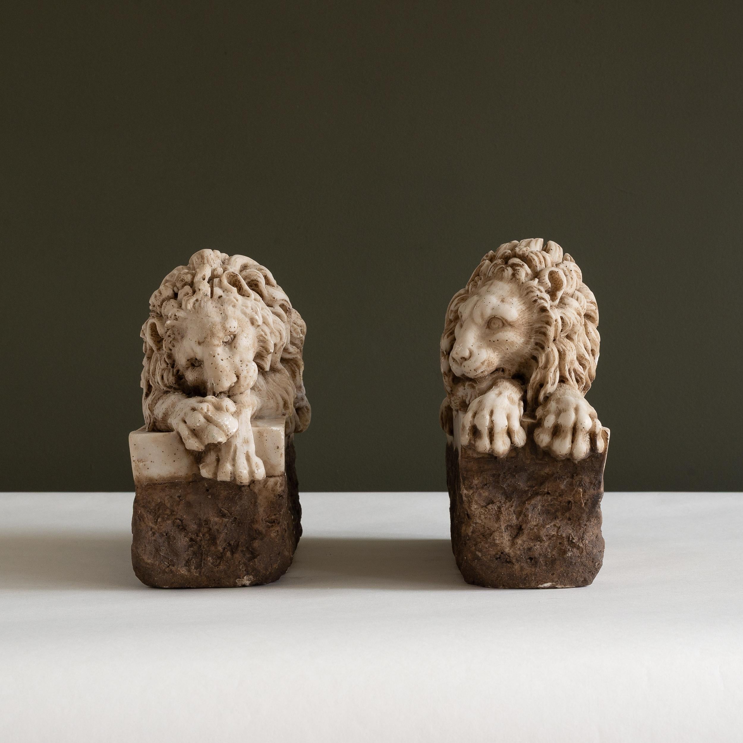 Paire de lions endormis en albâtre sculpté du Grand Tour, d'après les originaux d'Antonio Canova (1757-1822) pour le tombeau du pape Clément XIII, basilique Saint-Pierre, Rome 1792. Souvenirs du Grand Tour de la fin du XIXe siècle au début du XXe