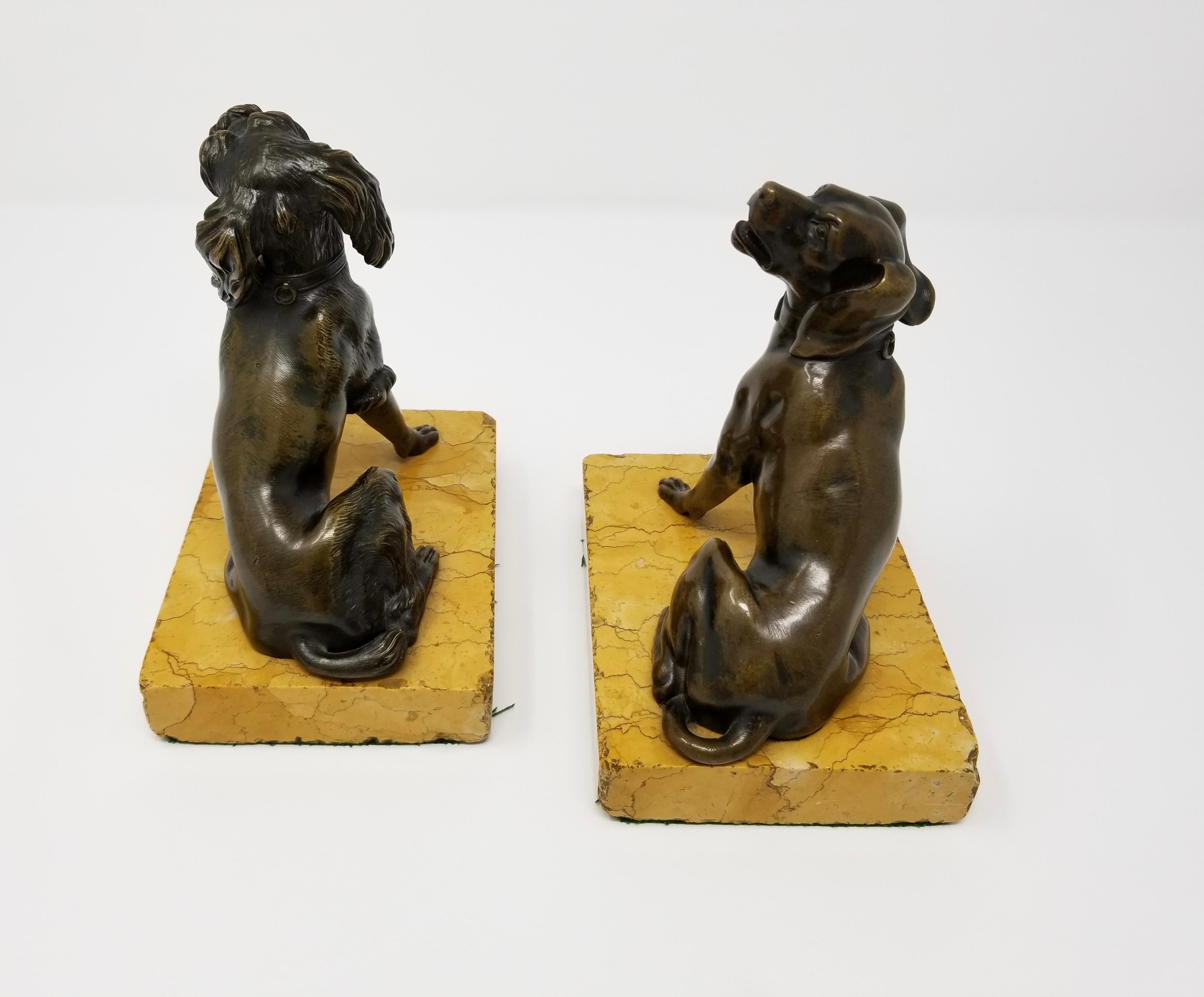 Paar antike Grand Tour Hunde aus patinierter Bronze auf Siena-Marmorsockeln sitzend (Italienisch) im Angebot
