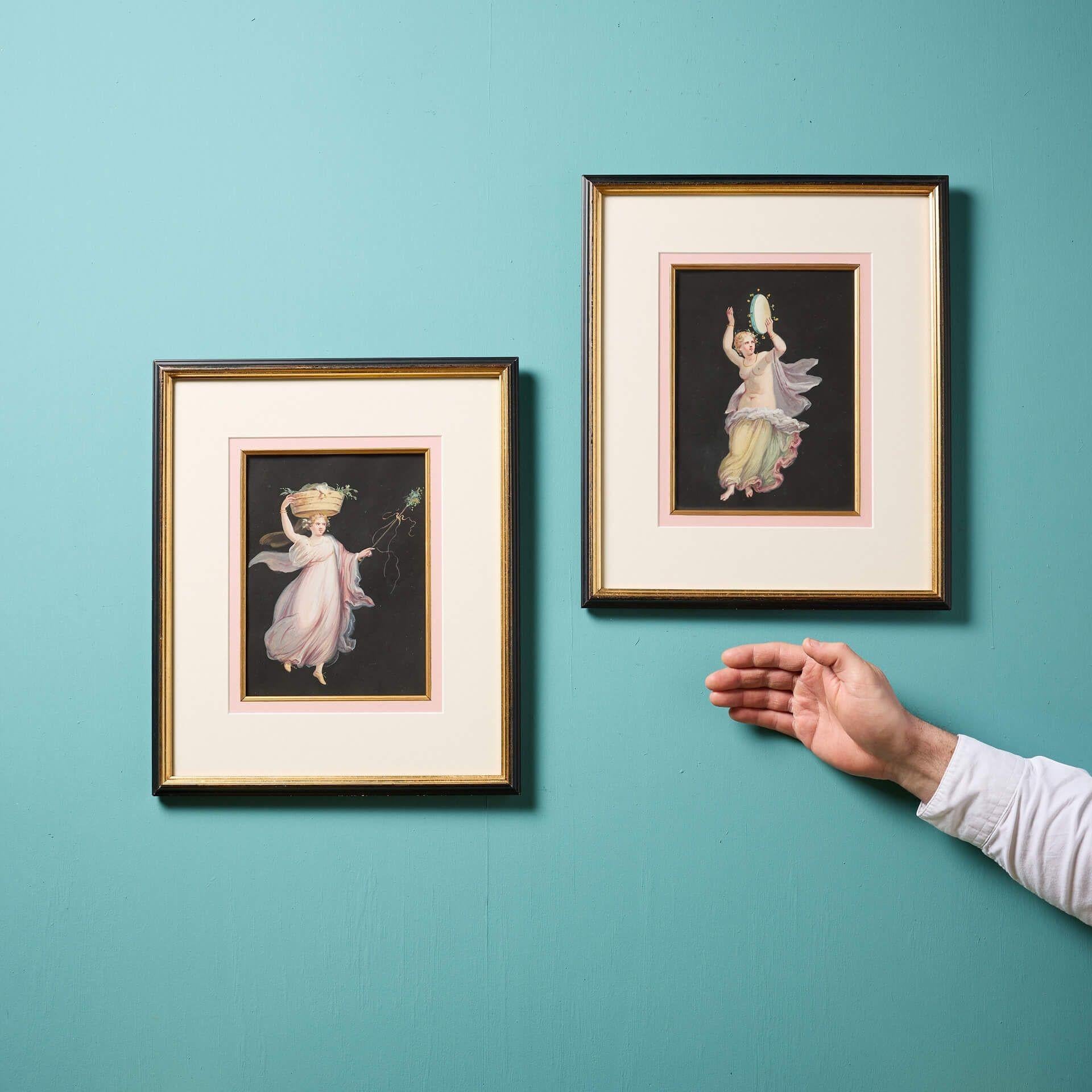 Paire d'aquarelles anciennes encadrées de style Grand Tour d'après les Heures du jour et de la nuit de Michelangelo.

Les deux tableaux représentent des figures angéliques, l'une jouant du tambourin, l'autre tenant un panier sur la tête et une