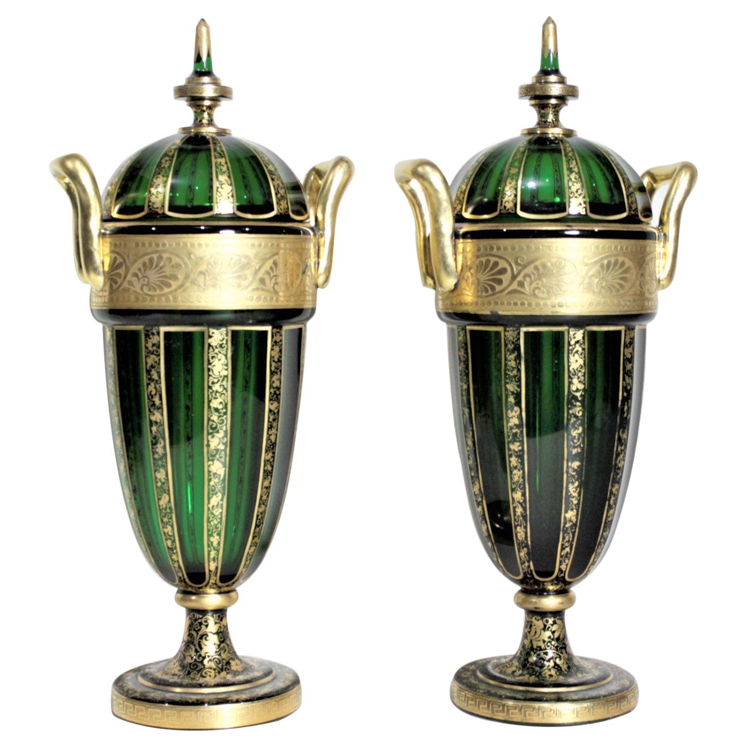 Paire d'urnes de Bohème anciennes en verre recouvert de vert avec une forte décoration dorée