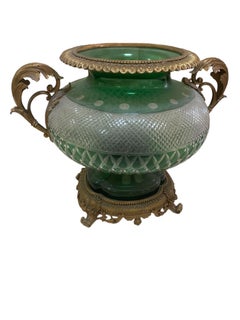 Paire d'urnes anciennes en verre vert avec détails en bronze doré