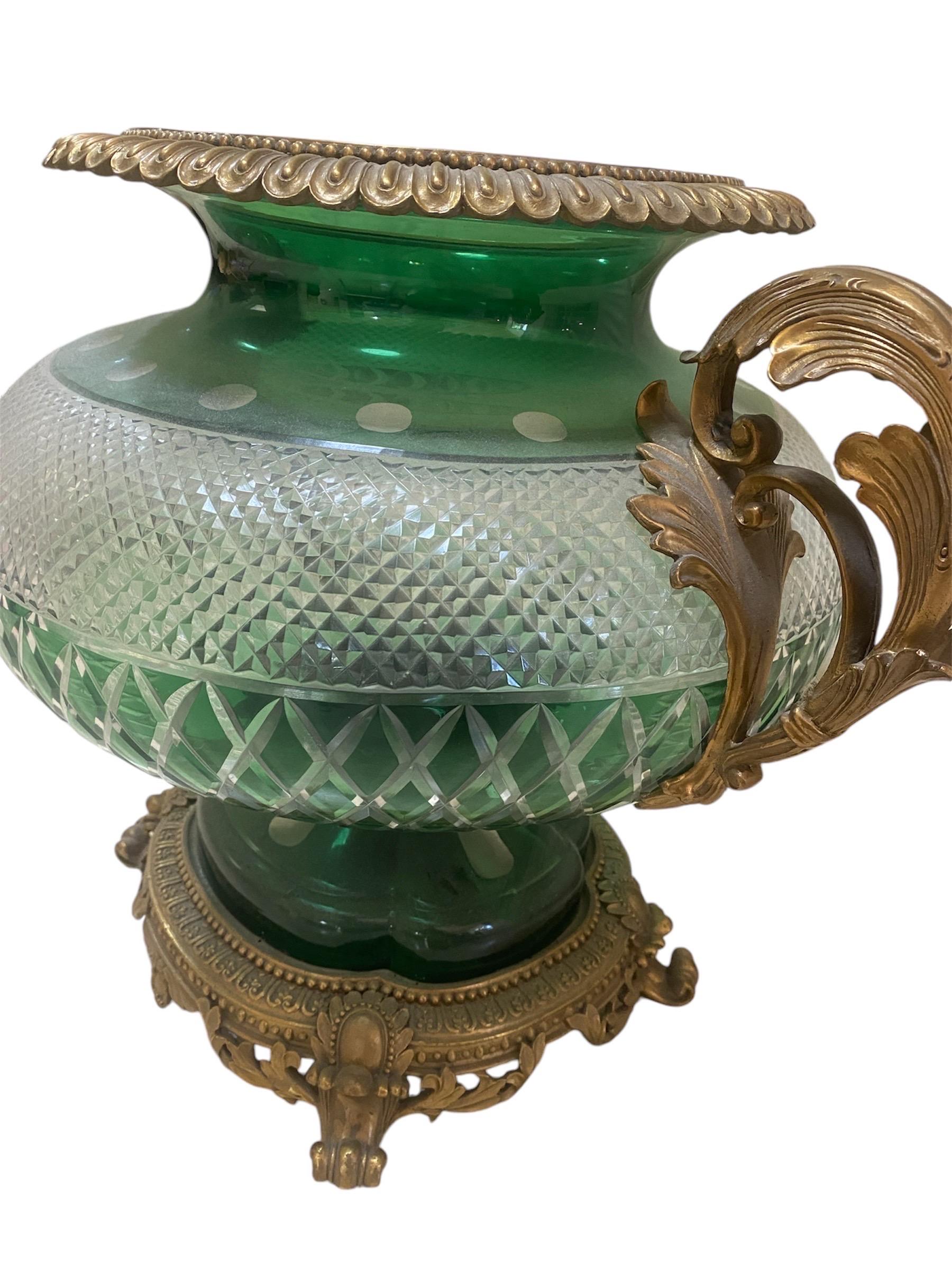 Paar antike Urnen aus grünem Glas mit vergoldeten Bronzedetails (Art déco) im Angebot