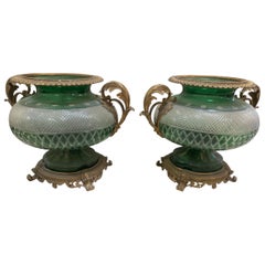 Coppia di antiche urne in vetro verde con dettagli in bronzo dorato
