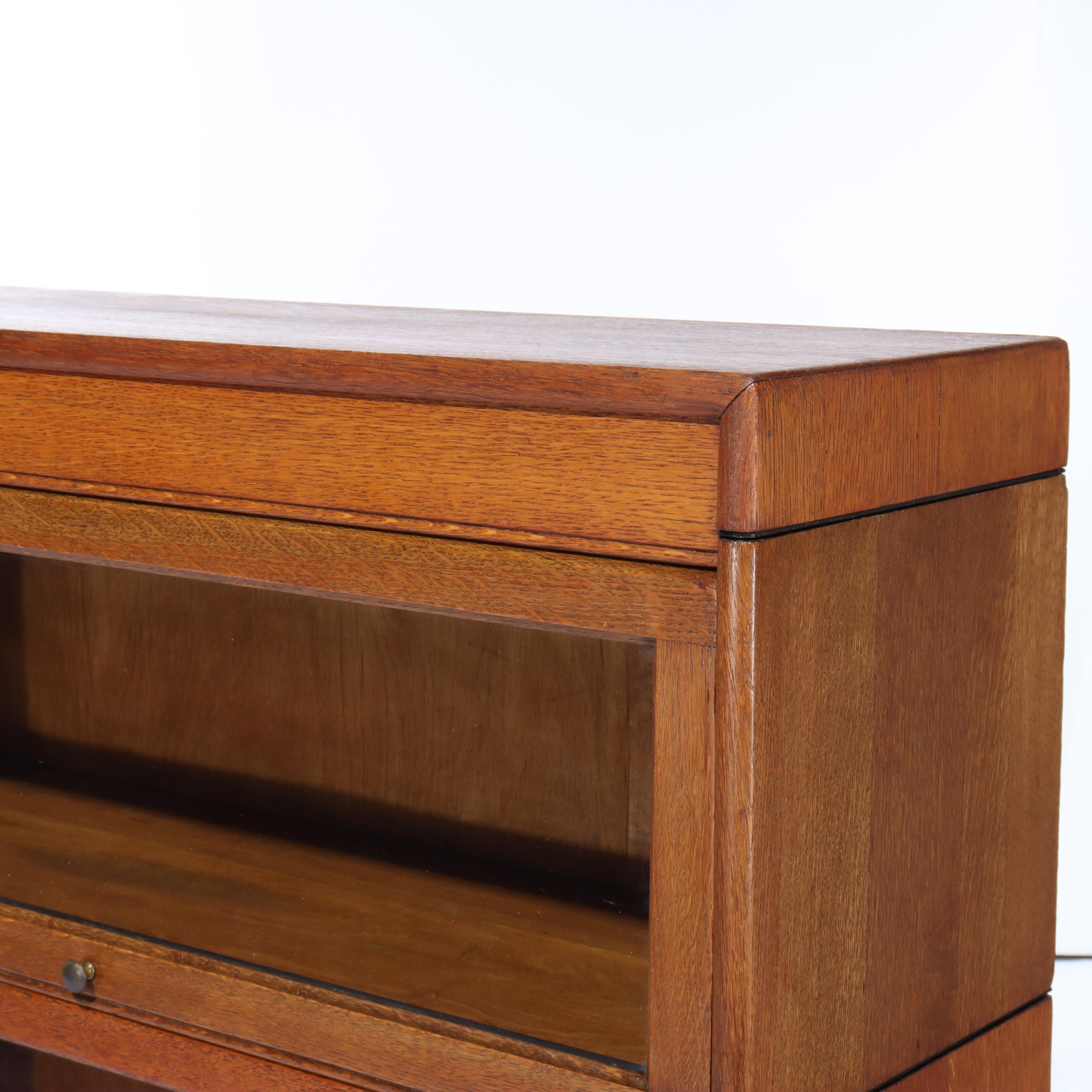 Pair Of Antique Gunn Oak 3 Stack Barrister Bookcases C1920 In condizioni buone in vendita a Big Flats, NY