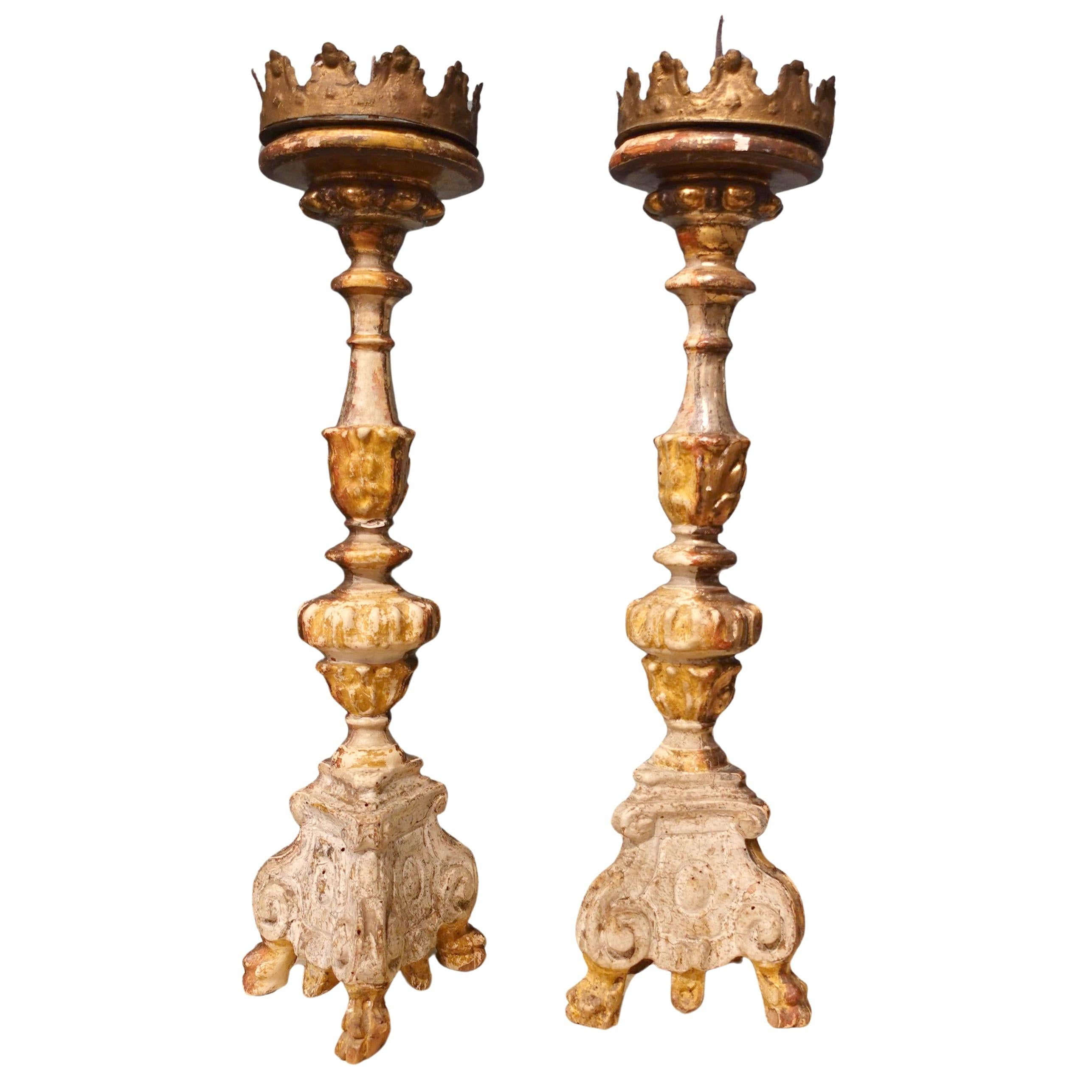 Paire de chandeliers d'église européens anciens sculptés à la main et usés par le temps

Anonyme
Probablement France ; 18e siècle
Bois doré, argenté, fer

Dimensions approximatives : 21,5 (h) x 5,5 (l) x 5,5 (p) in. ea.

Cette paire antique de
