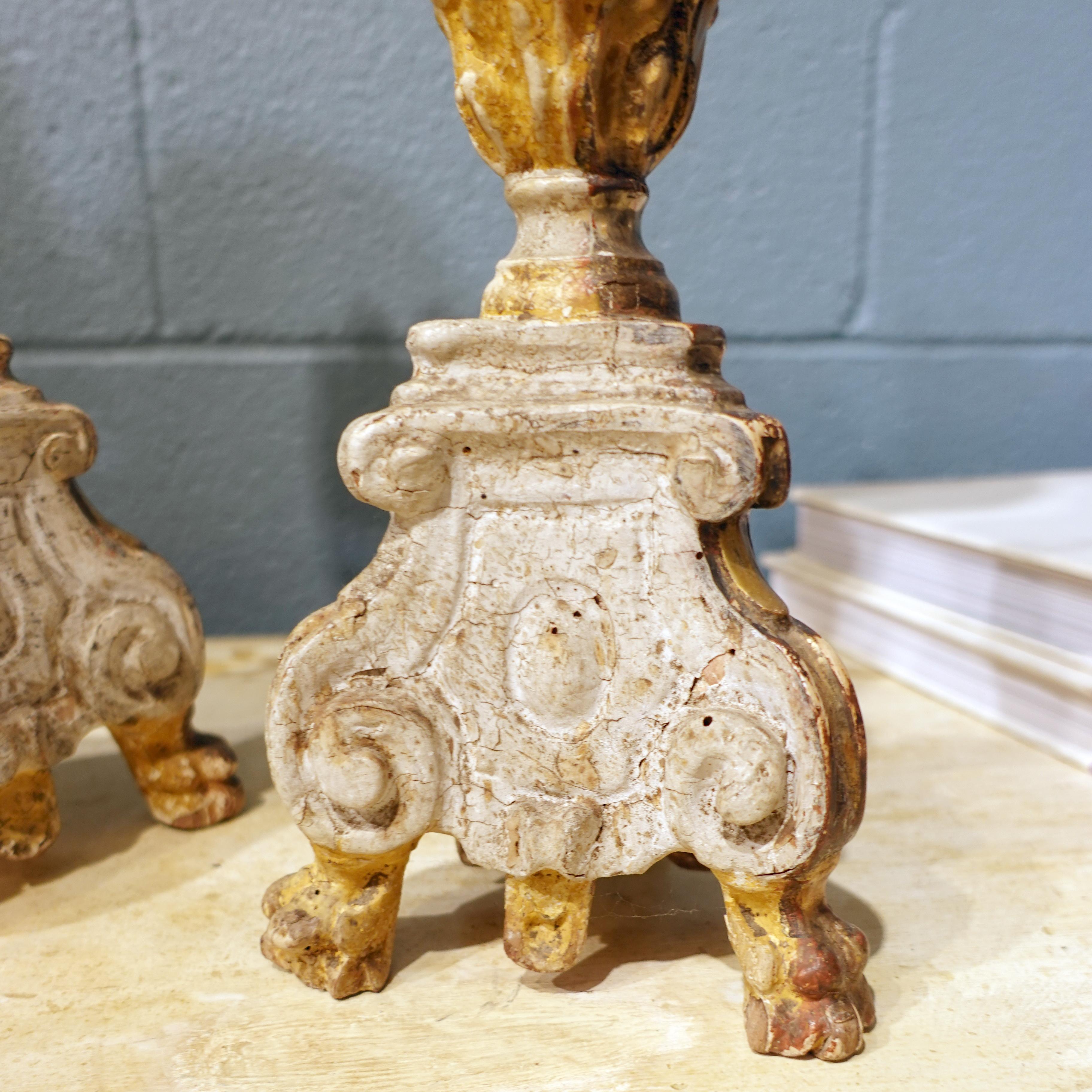 Baroque Paire de chandeliers d'église européens anciens sculptés à la main et usés par le temps en vente
