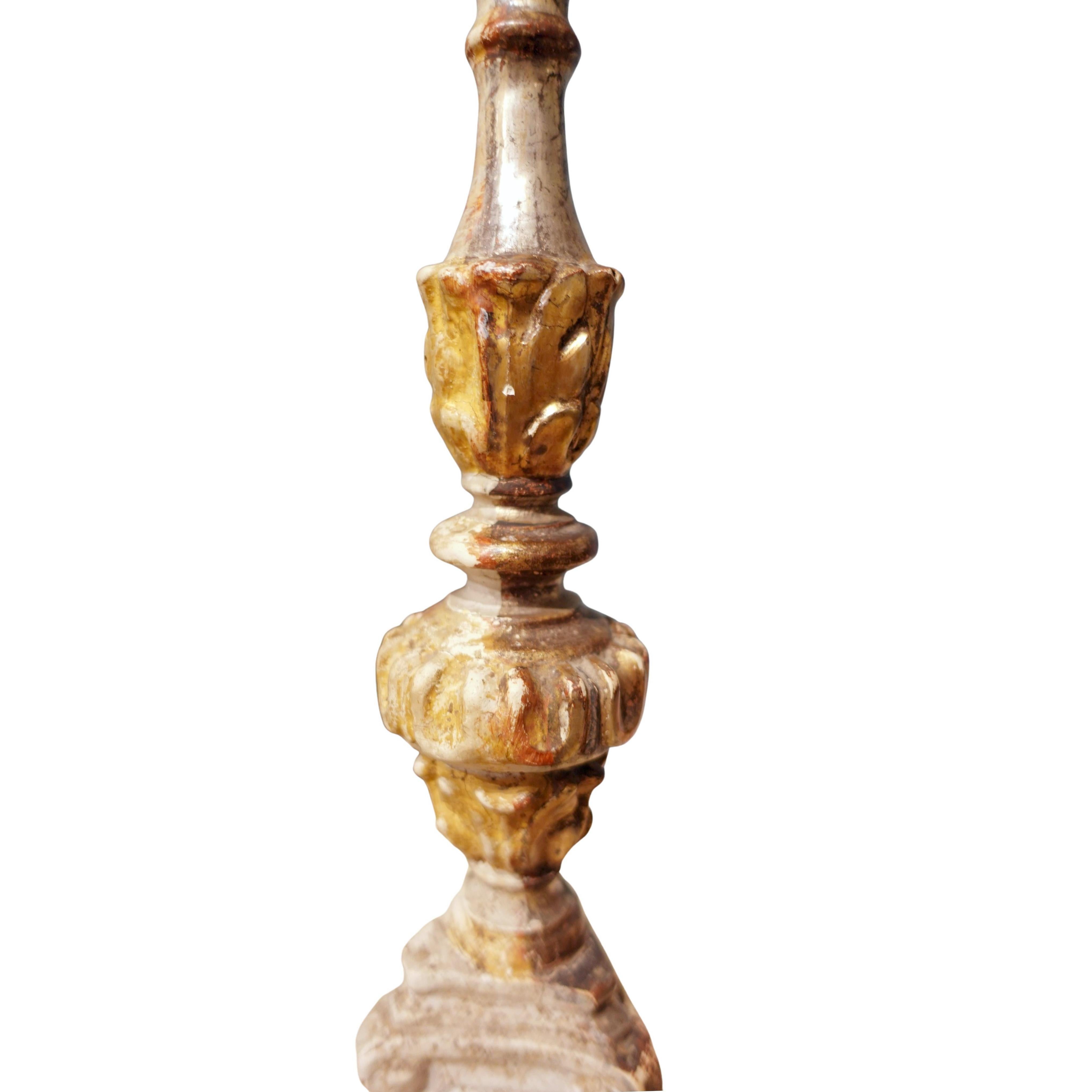 Français Paire de chandeliers d'église européens anciens sculptés à la main et usés par le temps en vente