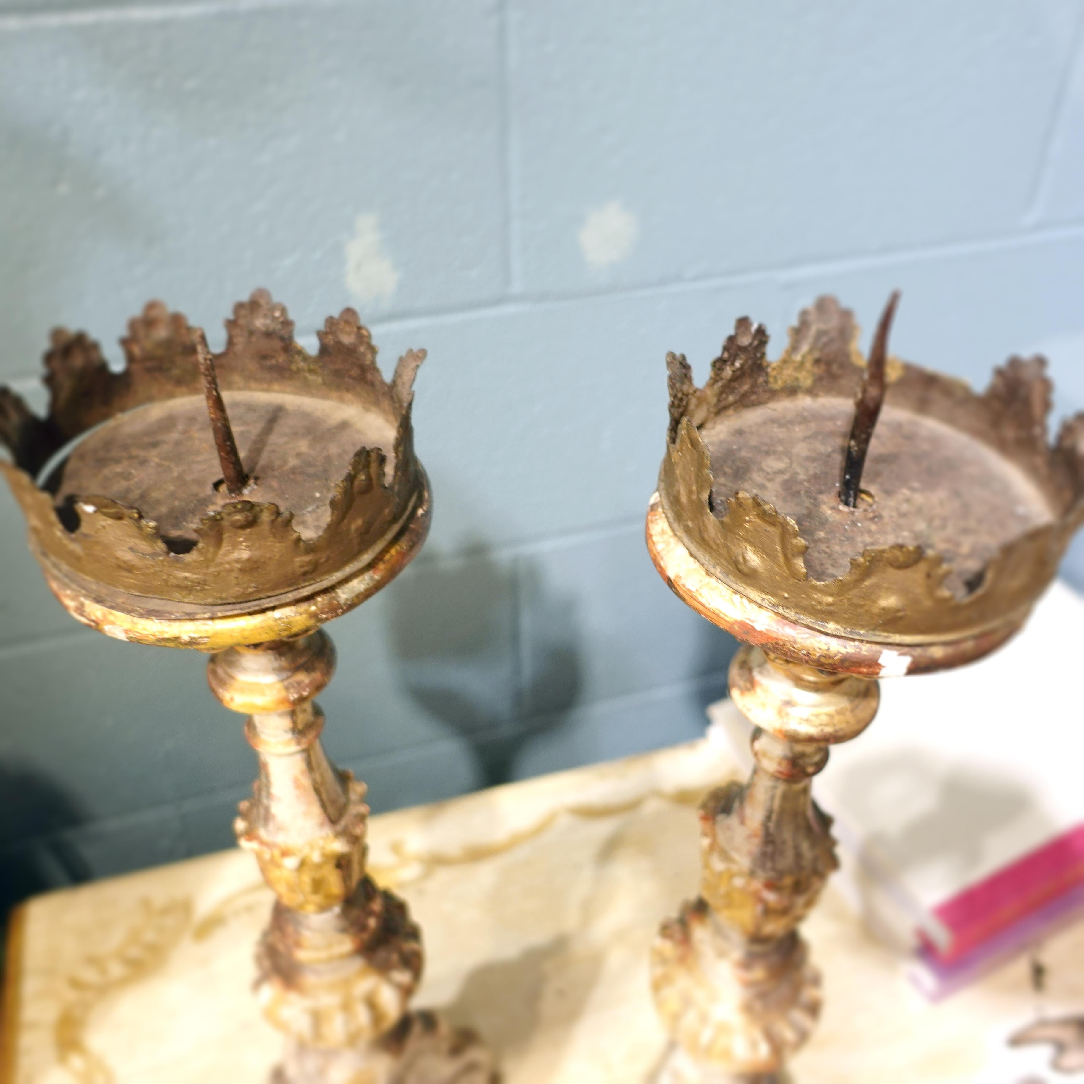 Paire de chandeliers d'église européens anciens sculptés à la main et usés par le temps Bon état - En vente à Leesburg, VA