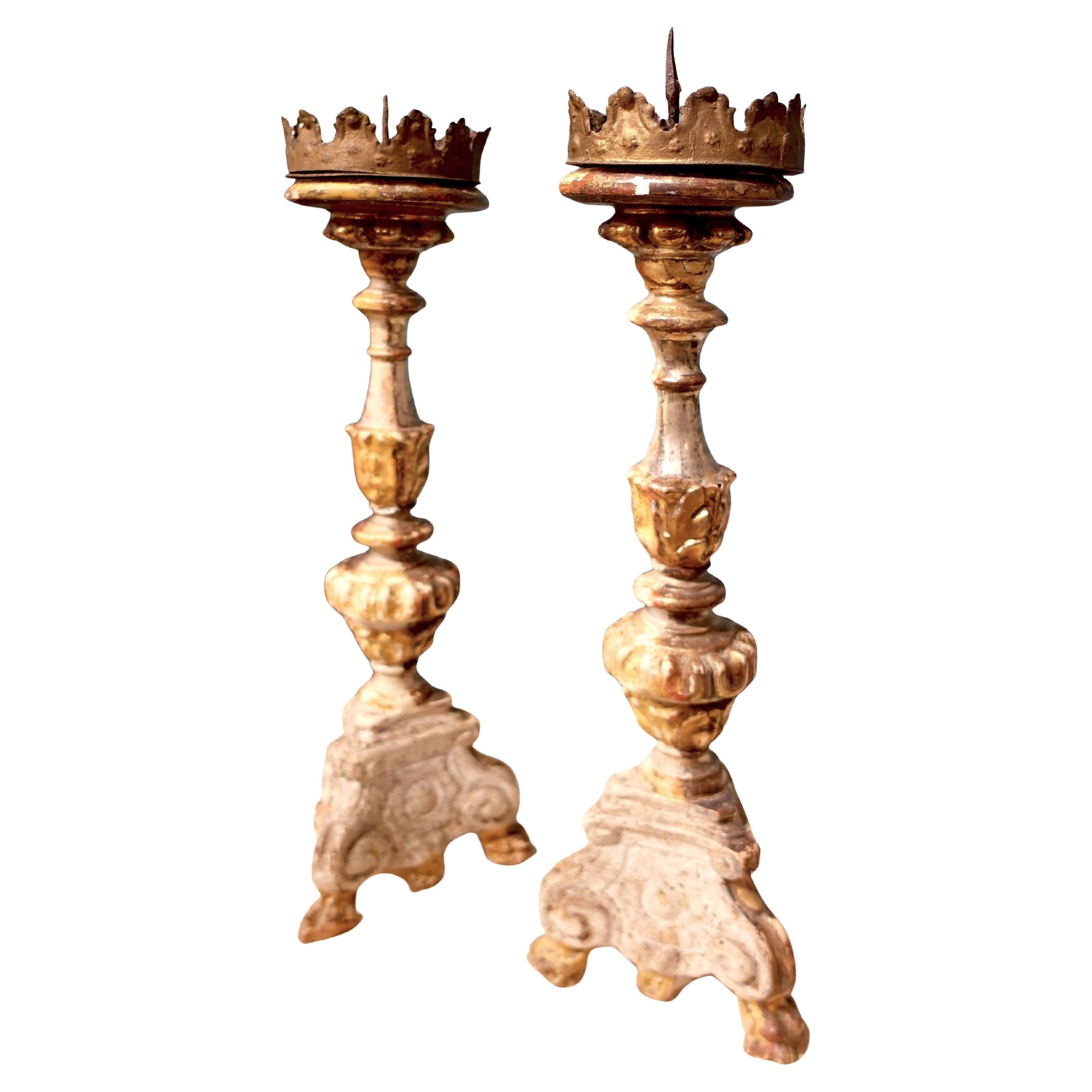 Paire de chandeliers d'église européens anciens sculptés à la main et usés par le temps en vente