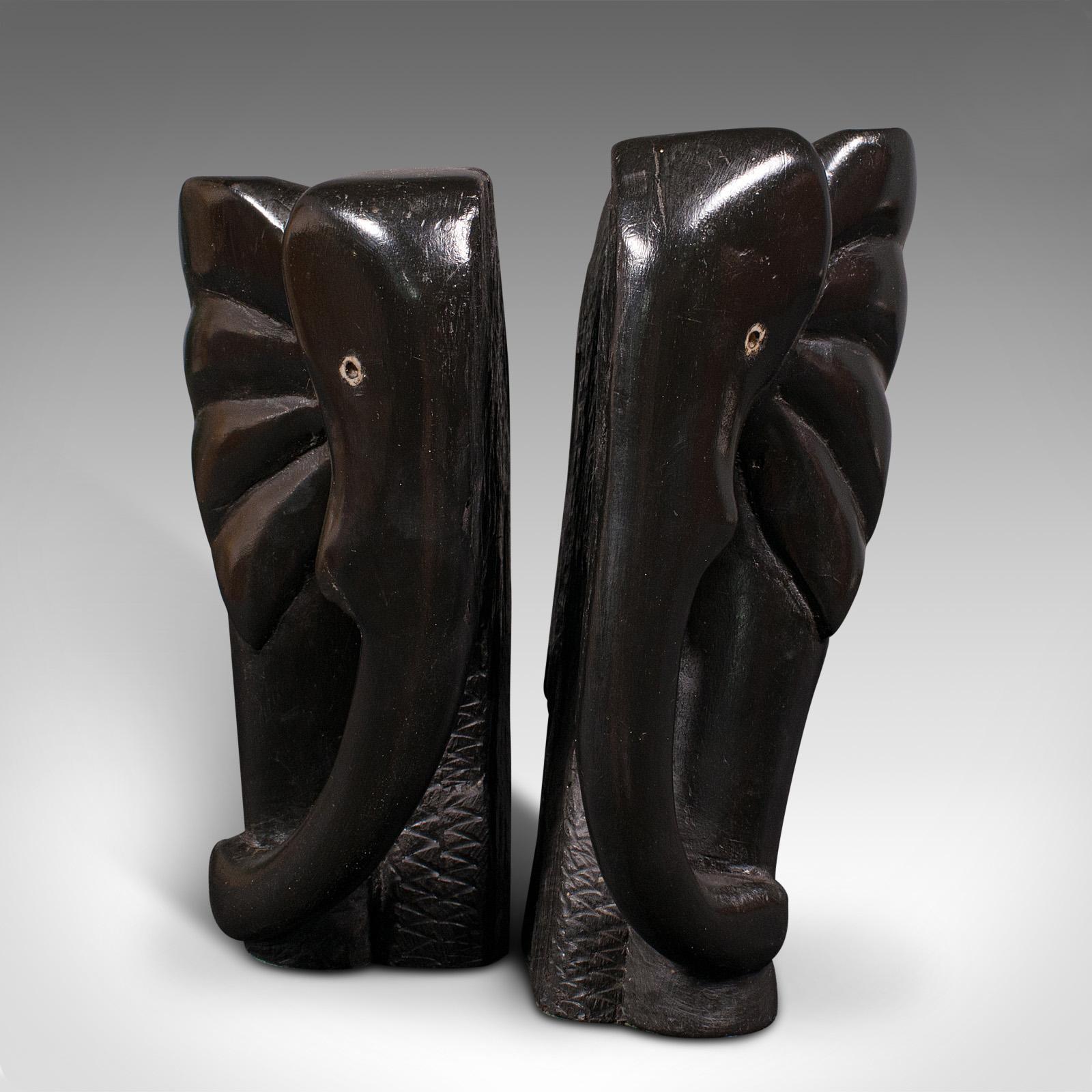 Il s'agit d'une paire de serre-livres éléphants sculptés à la main. Un repose-livre décoratif en ébène africain, datant de la période victorienne, vers 1880.

Merveilleux serre-livres décoratifs à l'aspect charmant.
Présentant une patine vieillie