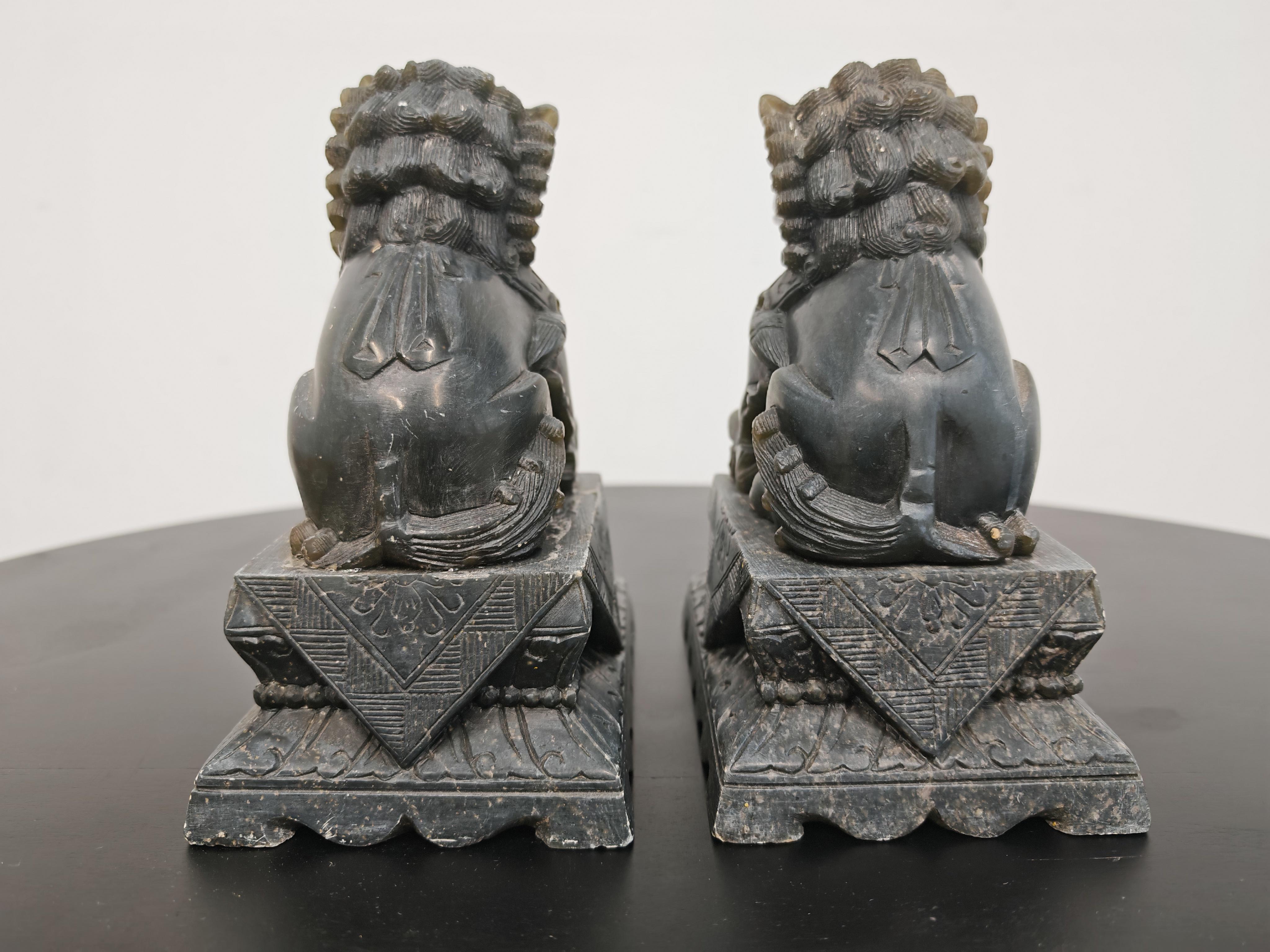 Paire d'anciens chiens de chasse en jade sculptés à la main, Chine, 19e siècle en vente 3