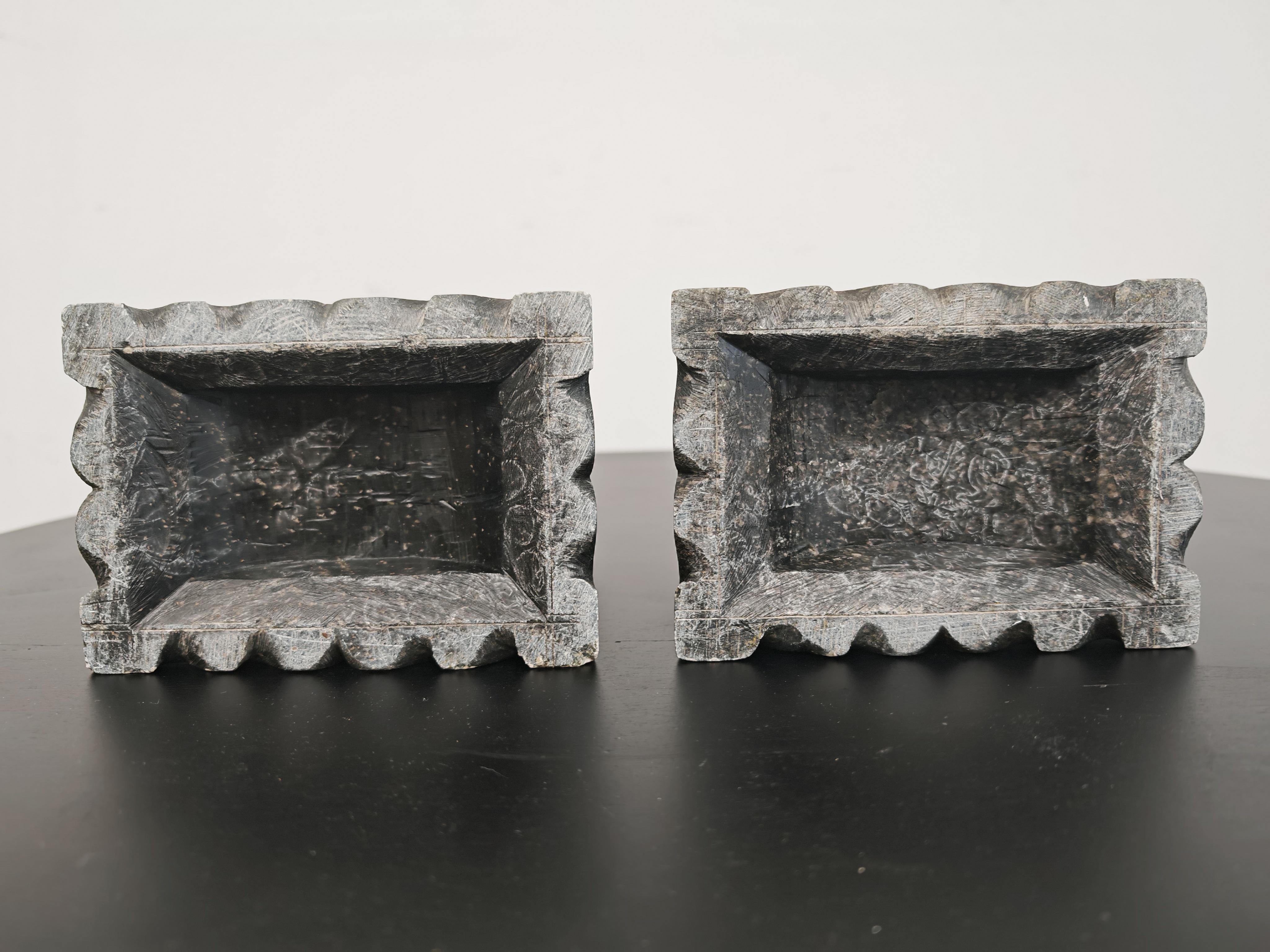 Paire d'anciens chiens de chasse en jade sculptés à la main, Chine, 19e siècle en vente 4