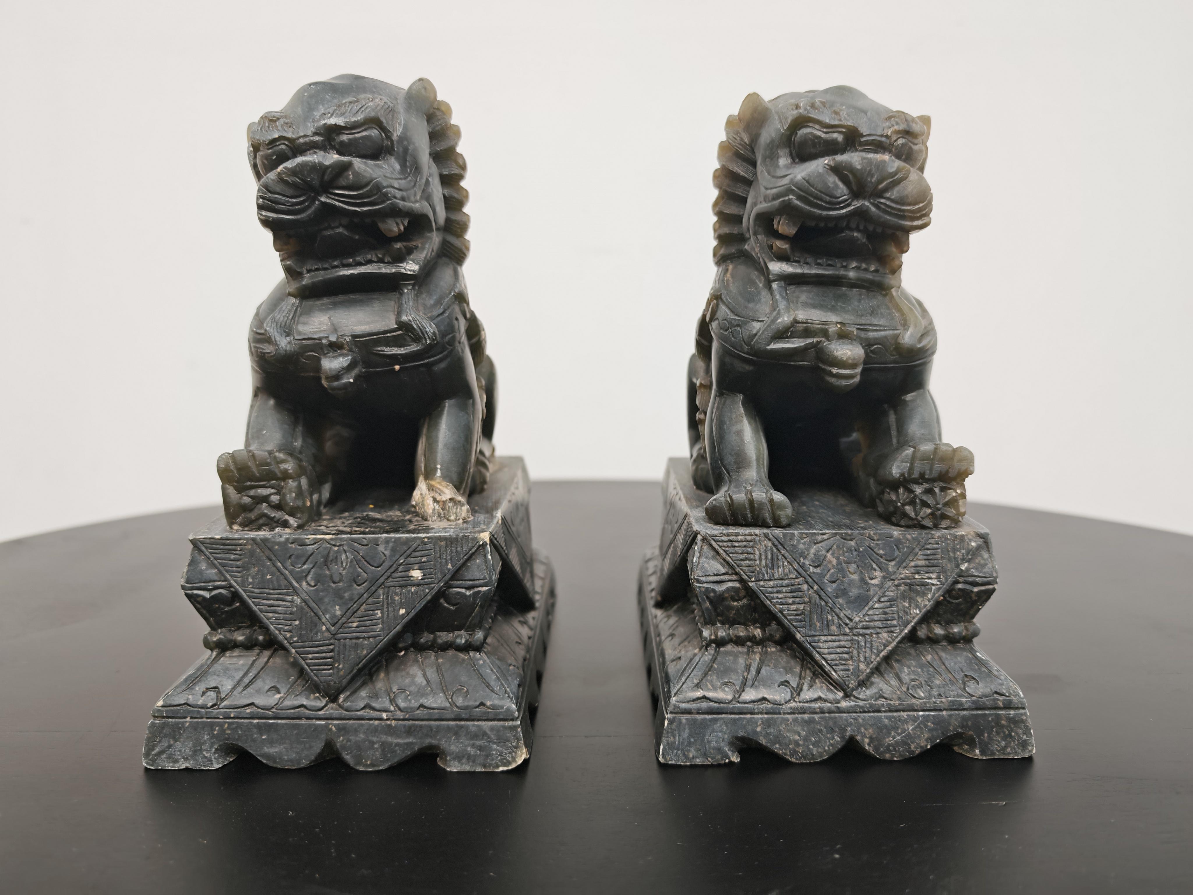 Paire d'anciens chiens de chasse en jade sculptés à la main, Chine, 19e siècle en vente 5