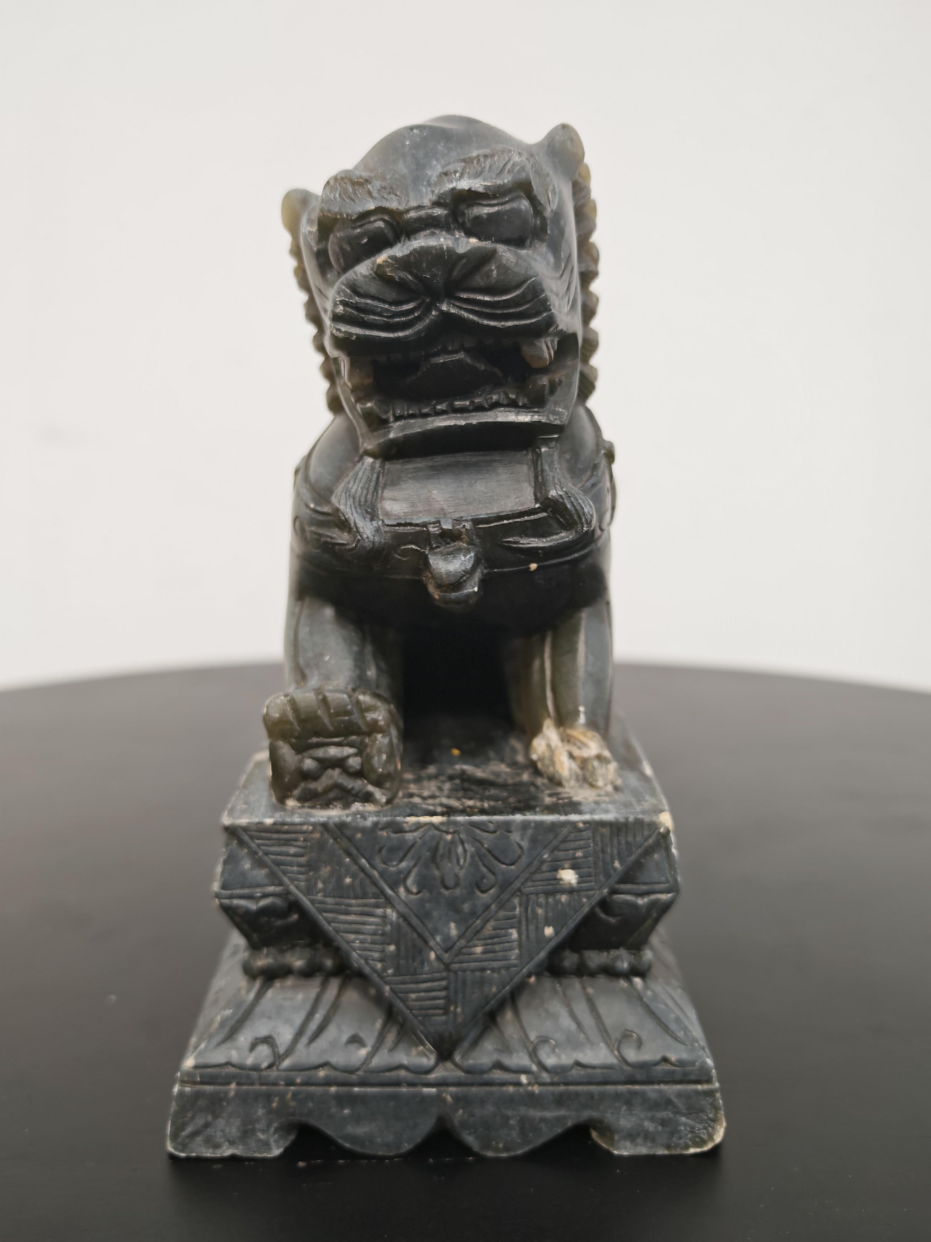 Paire d'anciens chiens de chasse en jade sculptés à la main, Chine, 19e siècle en vente 6