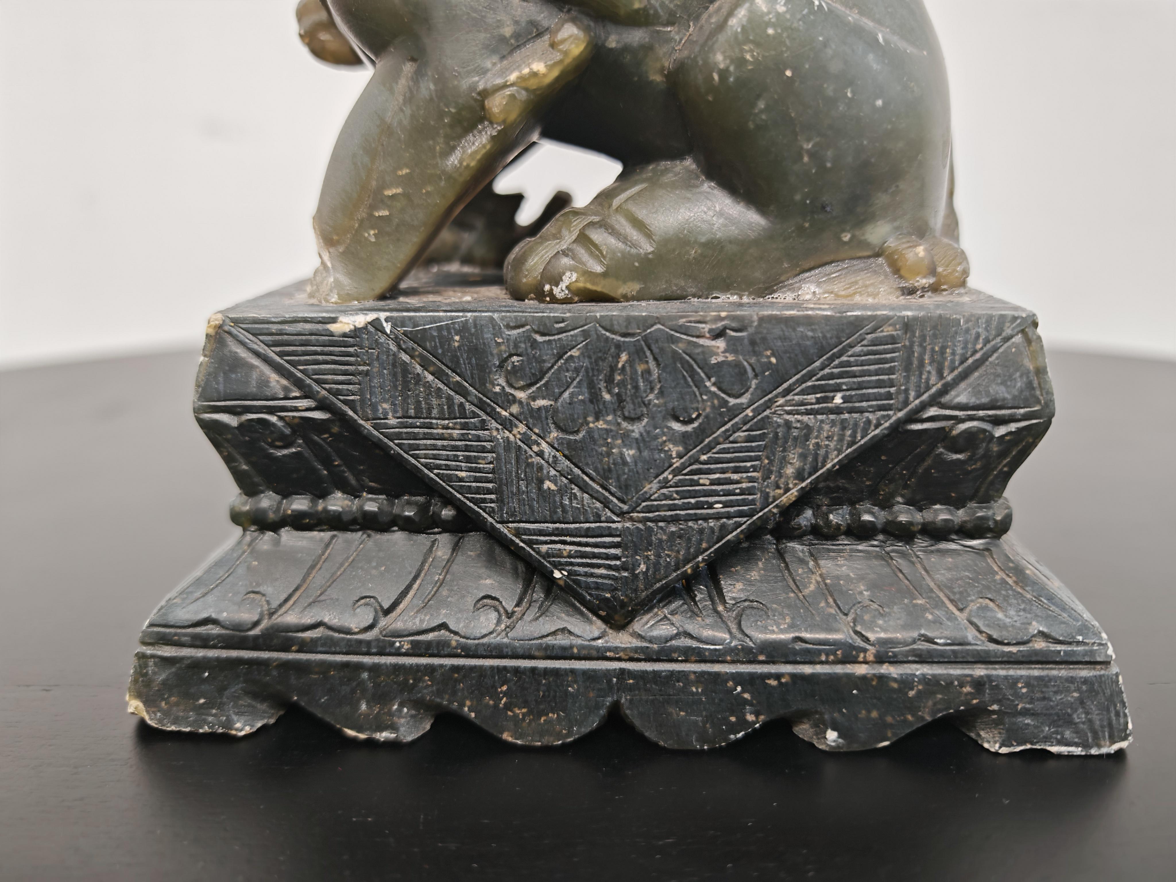 Paire d'anciens chiens de chasse en jade sculptés à la main, Chine, 19e siècle en vente 7