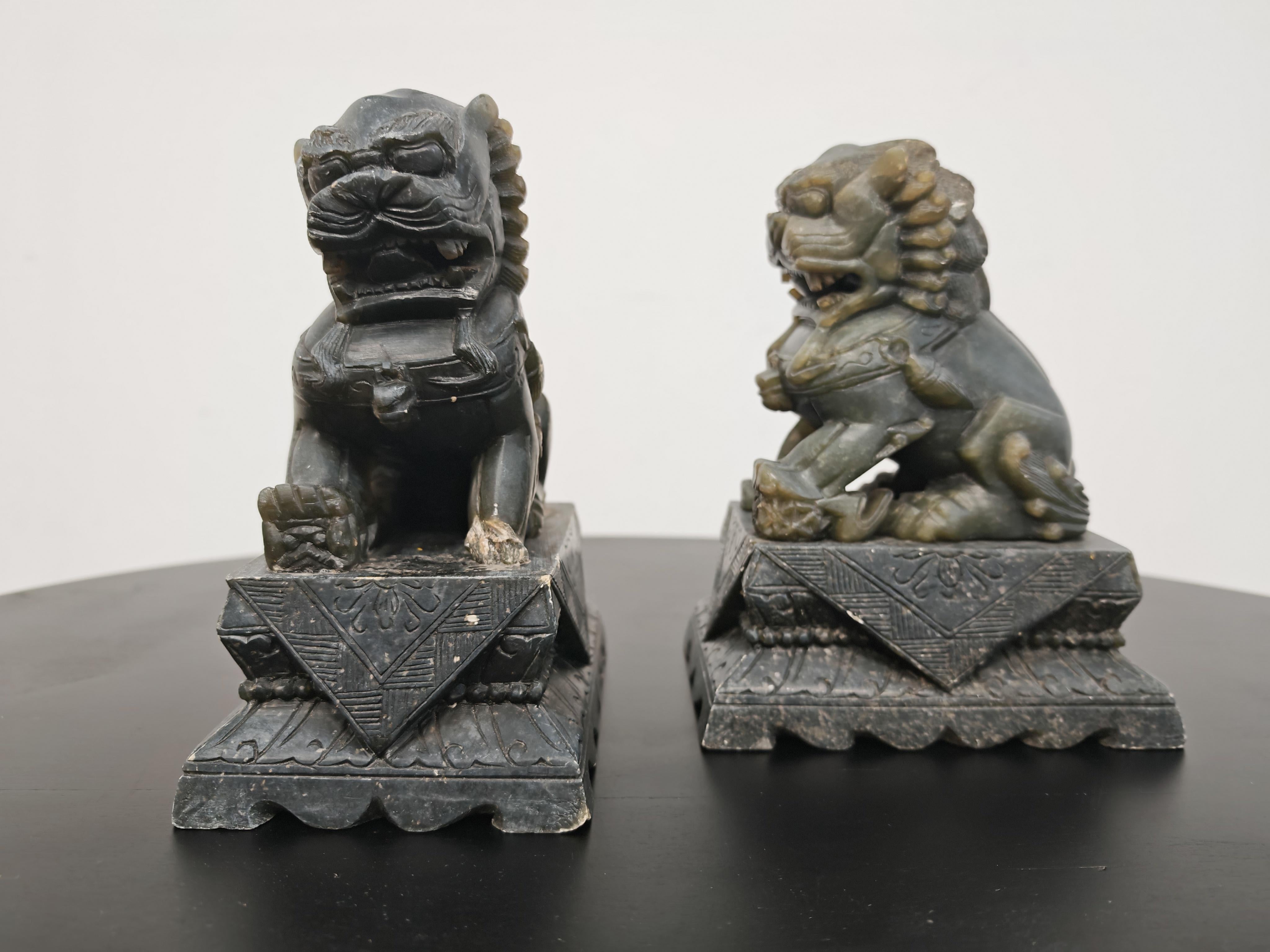 Vous trouverez dans cette liste une paire d'exuisite Antique Foo Dogs sculptés à la main dans du jade vert foncé. Connus sous le nom de Shishi ou Calle, ce sont des lions gardiens impériaux chinois, souvent appelés à tort 