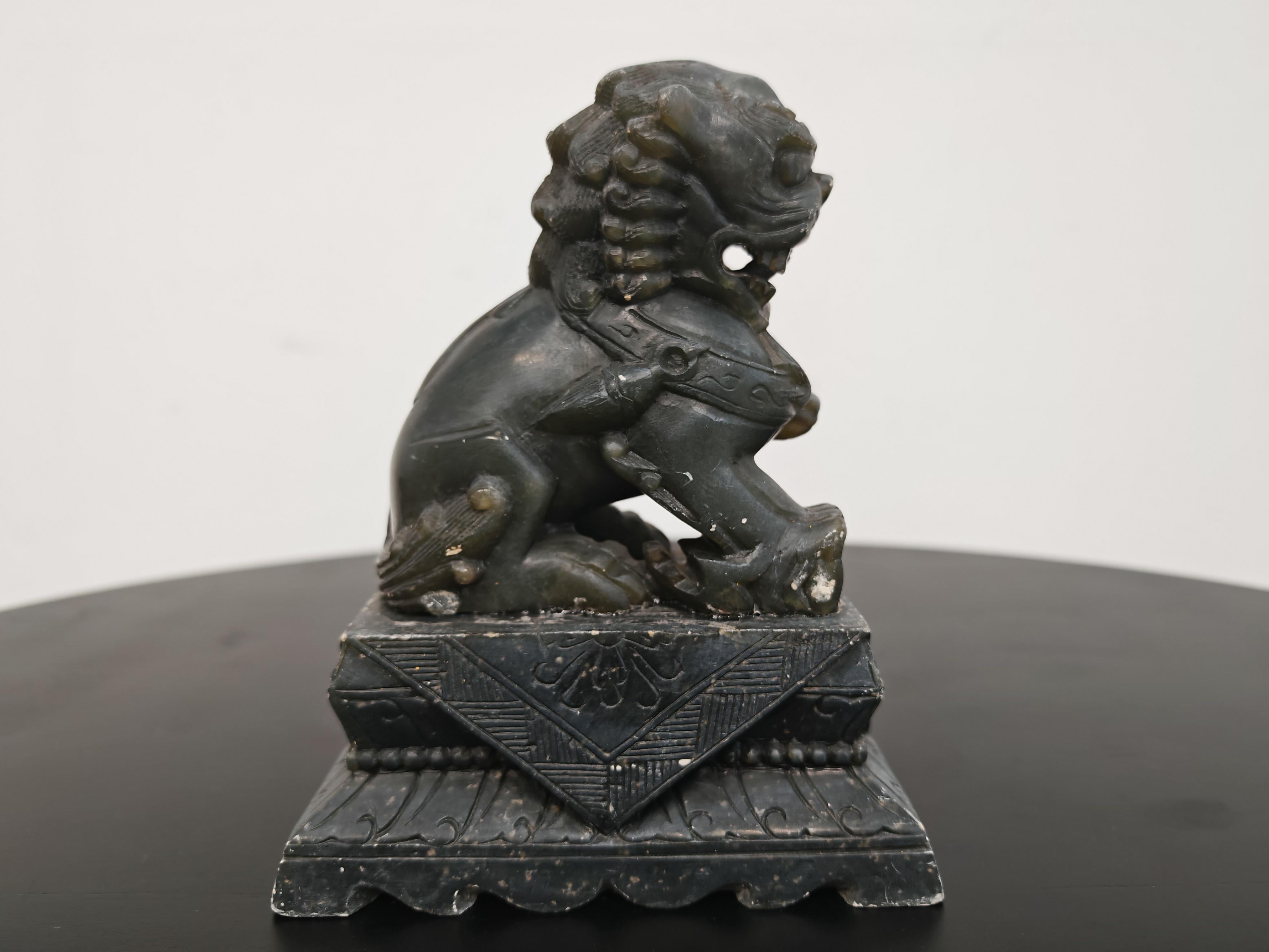 Exportation chinoise Paire d'anciens chiens de chasse en jade sculptés à la main, Chine, 19e siècle en vente