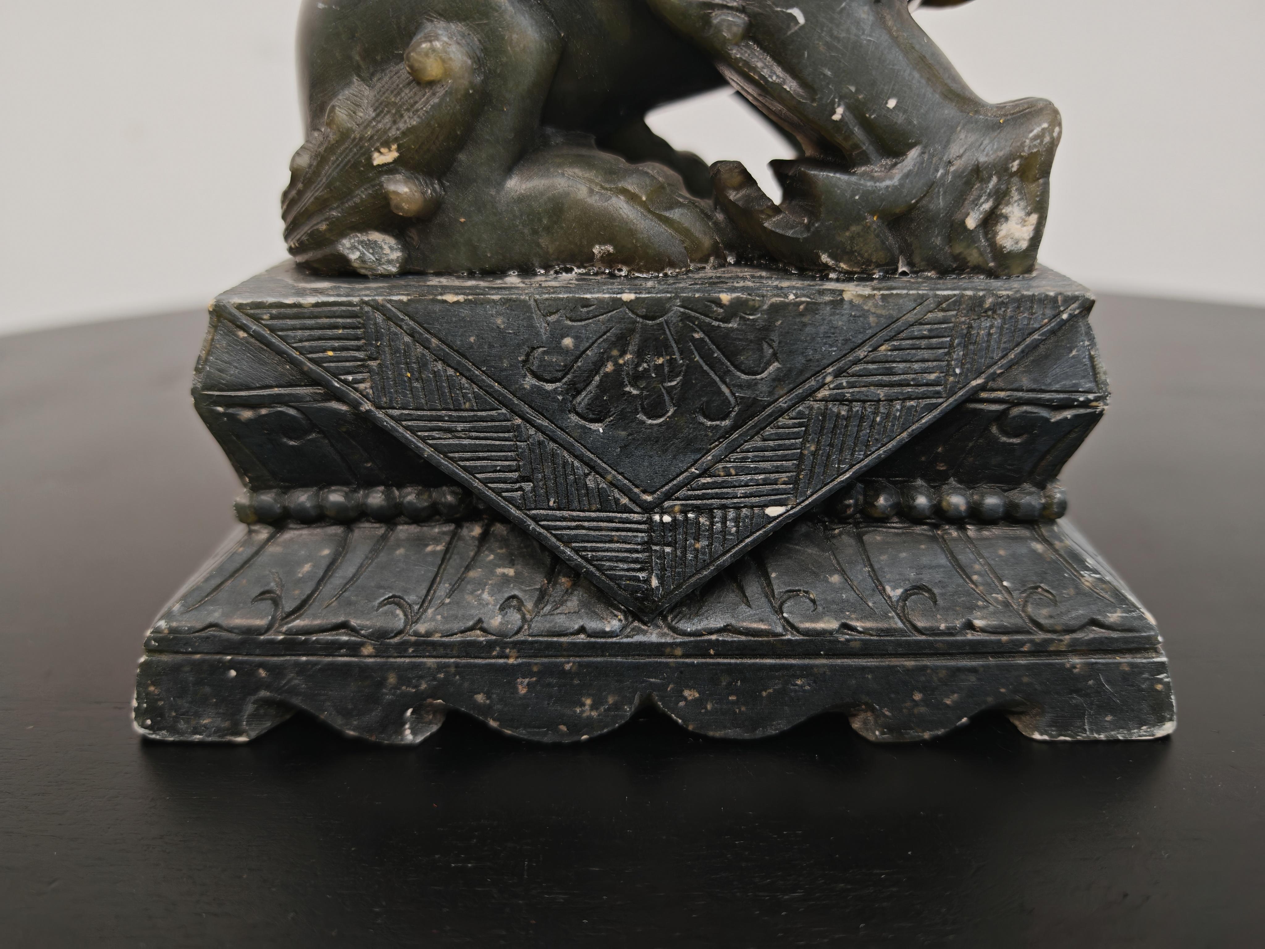 Paire d'anciens chiens de chasse en jade sculptés à la main, Chine, 19e siècle Bon état - En vente à Beograd, RS