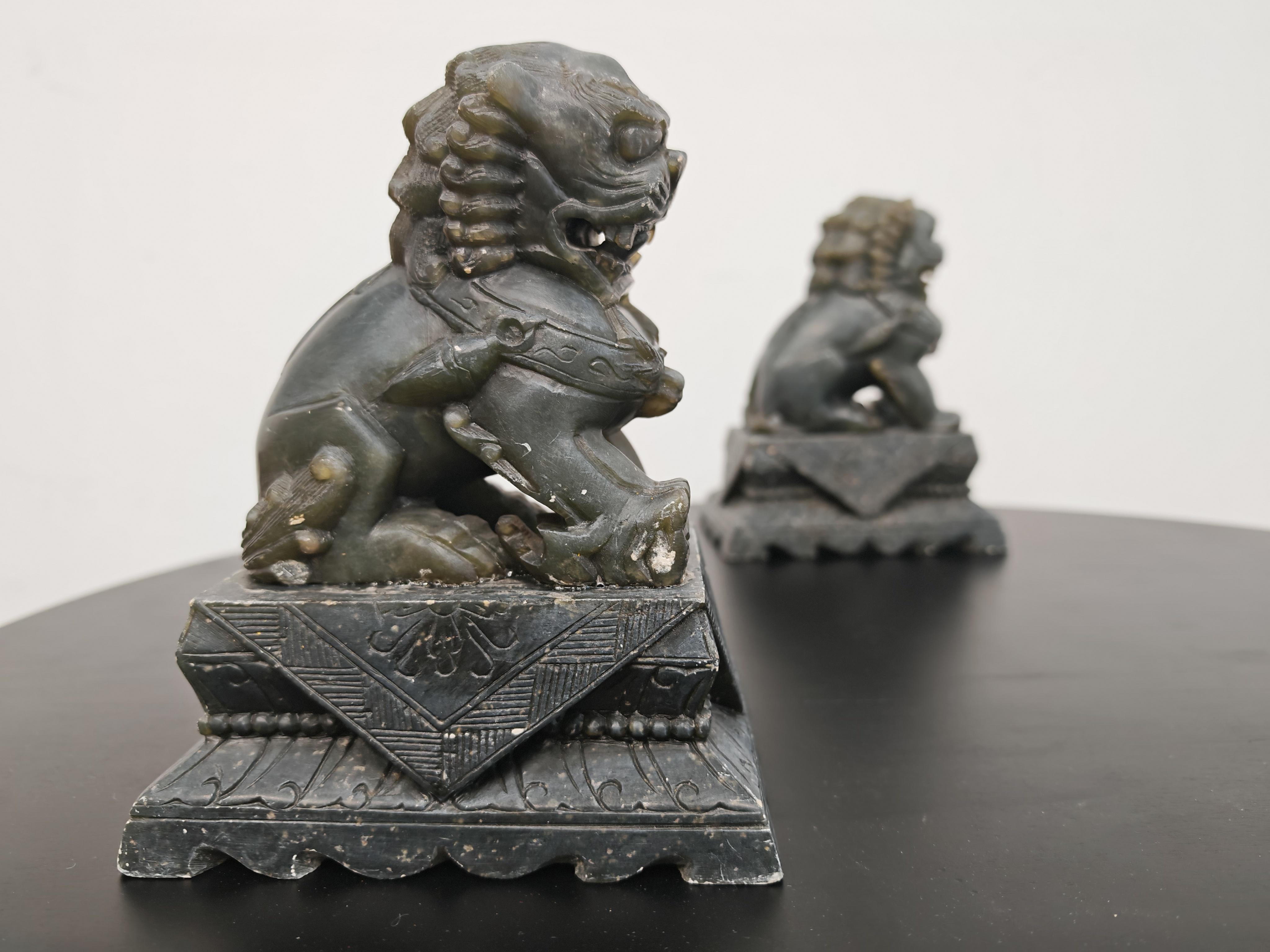 XIXe siècle Paire d'anciens chiens de chasse en jade sculptés à la main, Chine, 19e siècle en vente