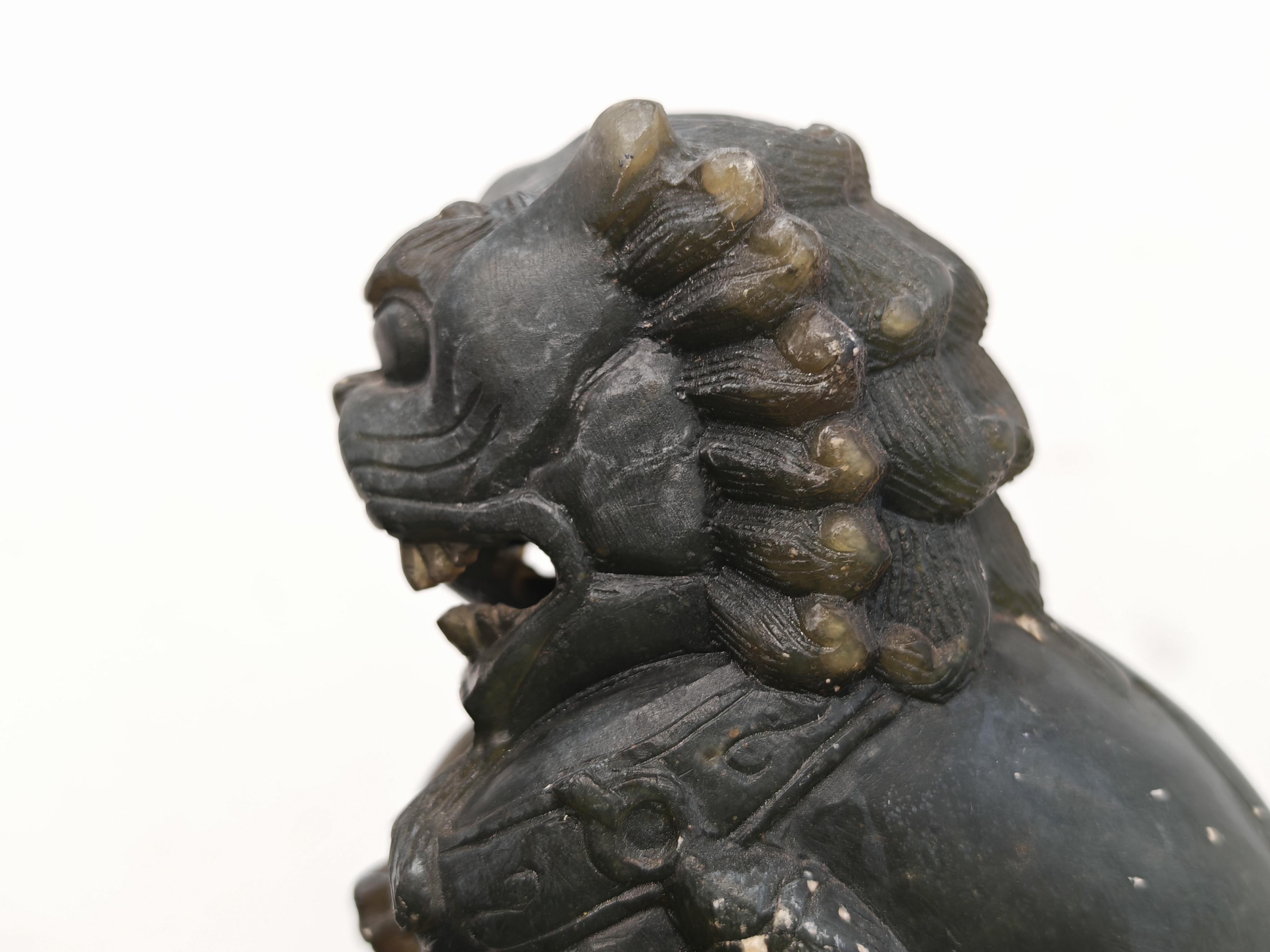 Jade Paire d'anciens chiens de chasse en jade sculptés à la main, Chine, 19e siècle en vente