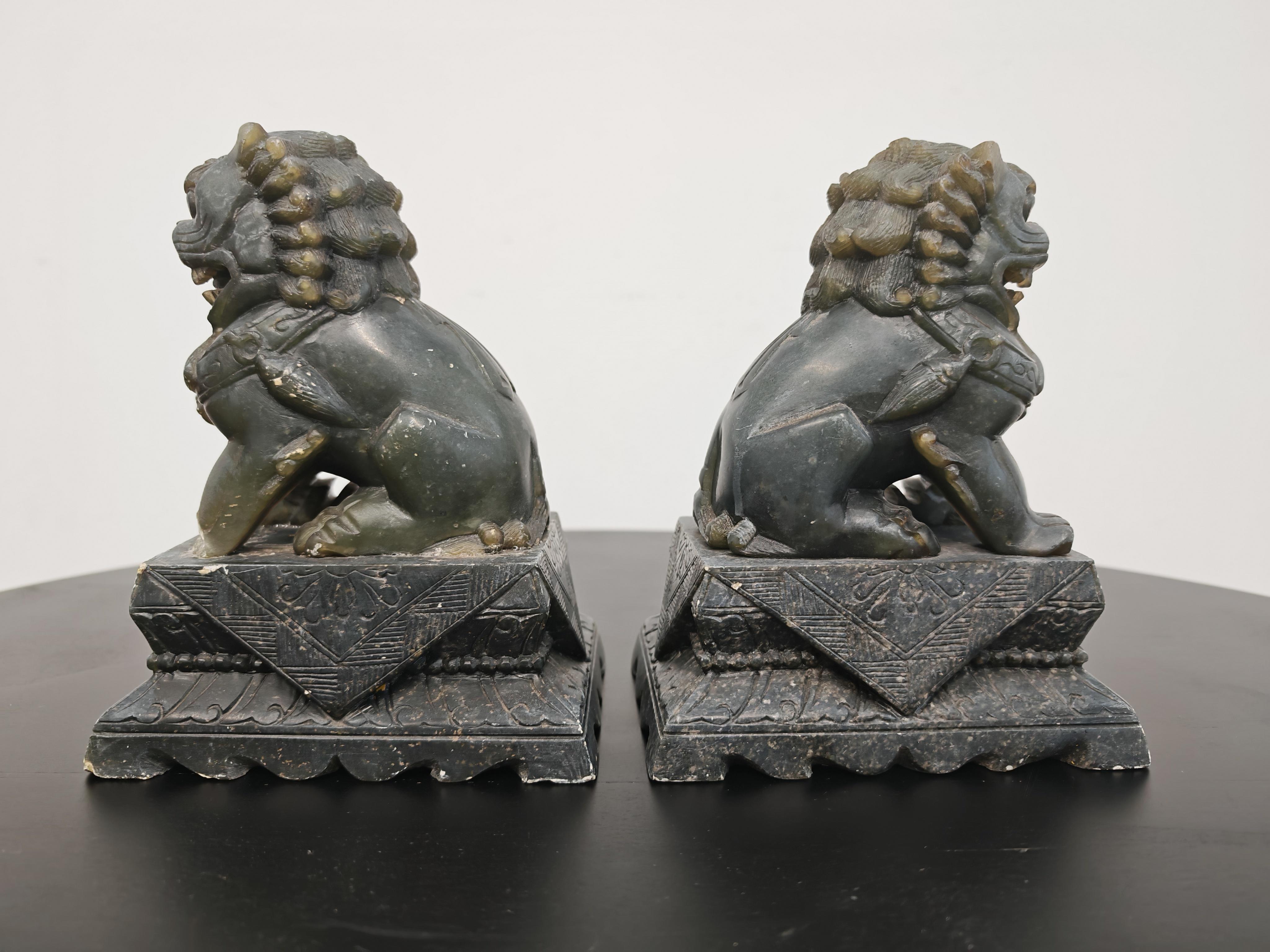 Paire d'anciens chiens de chasse en jade sculptés à la main, Chine, 19e siècle en vente 1