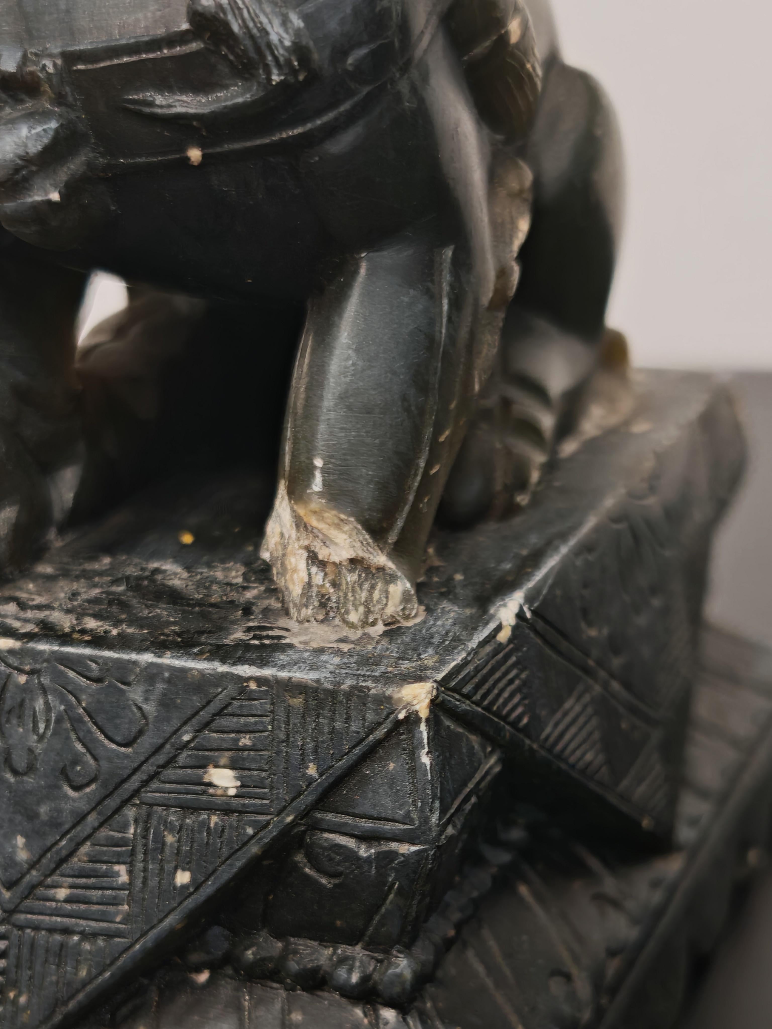 Paire d'anciens chiens de chasse en jade sculptés à la main, Chine, 19e siècle en vente 2