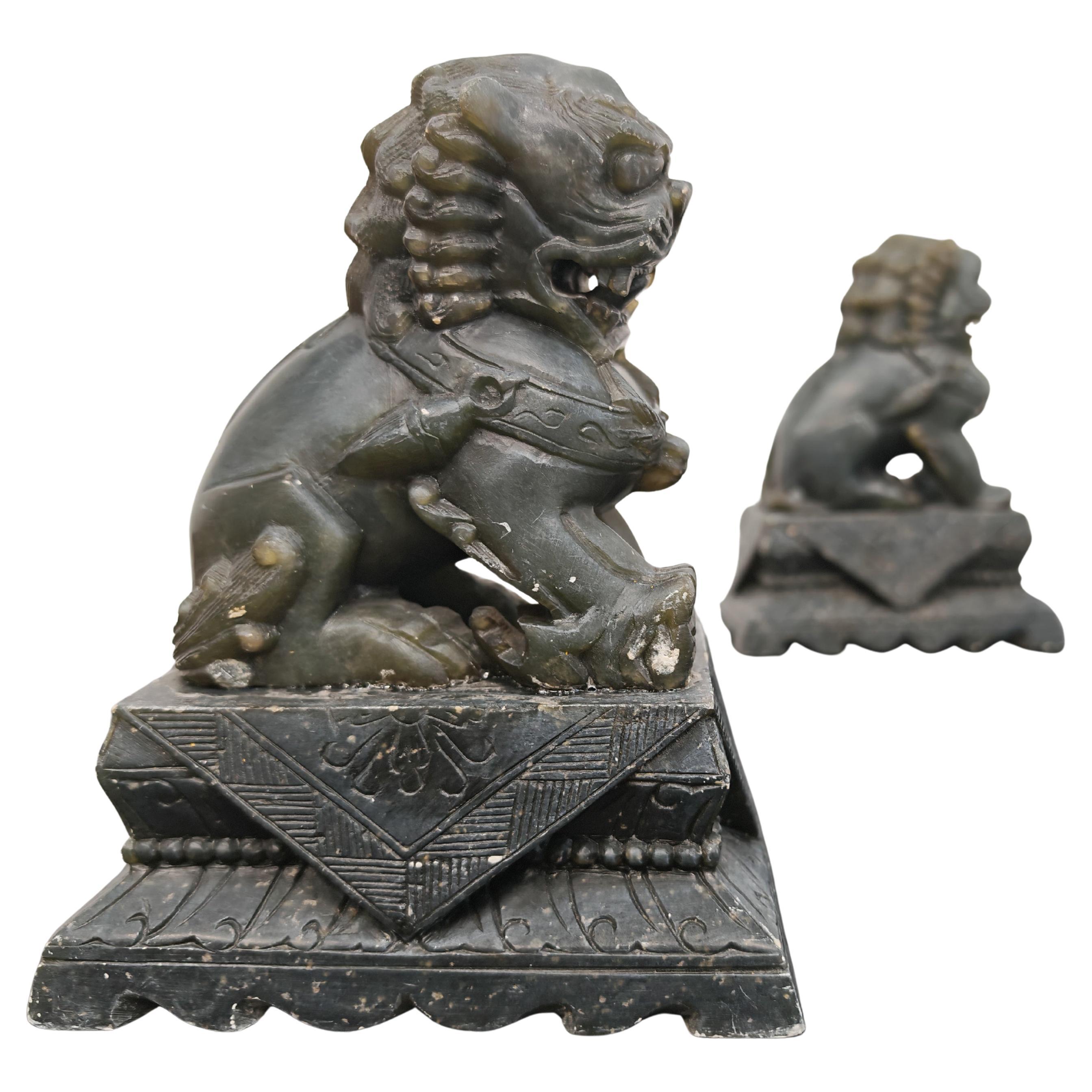 Coppia di antichi cani da caccia di giada intagliati a mano, Cina, XIX secolo