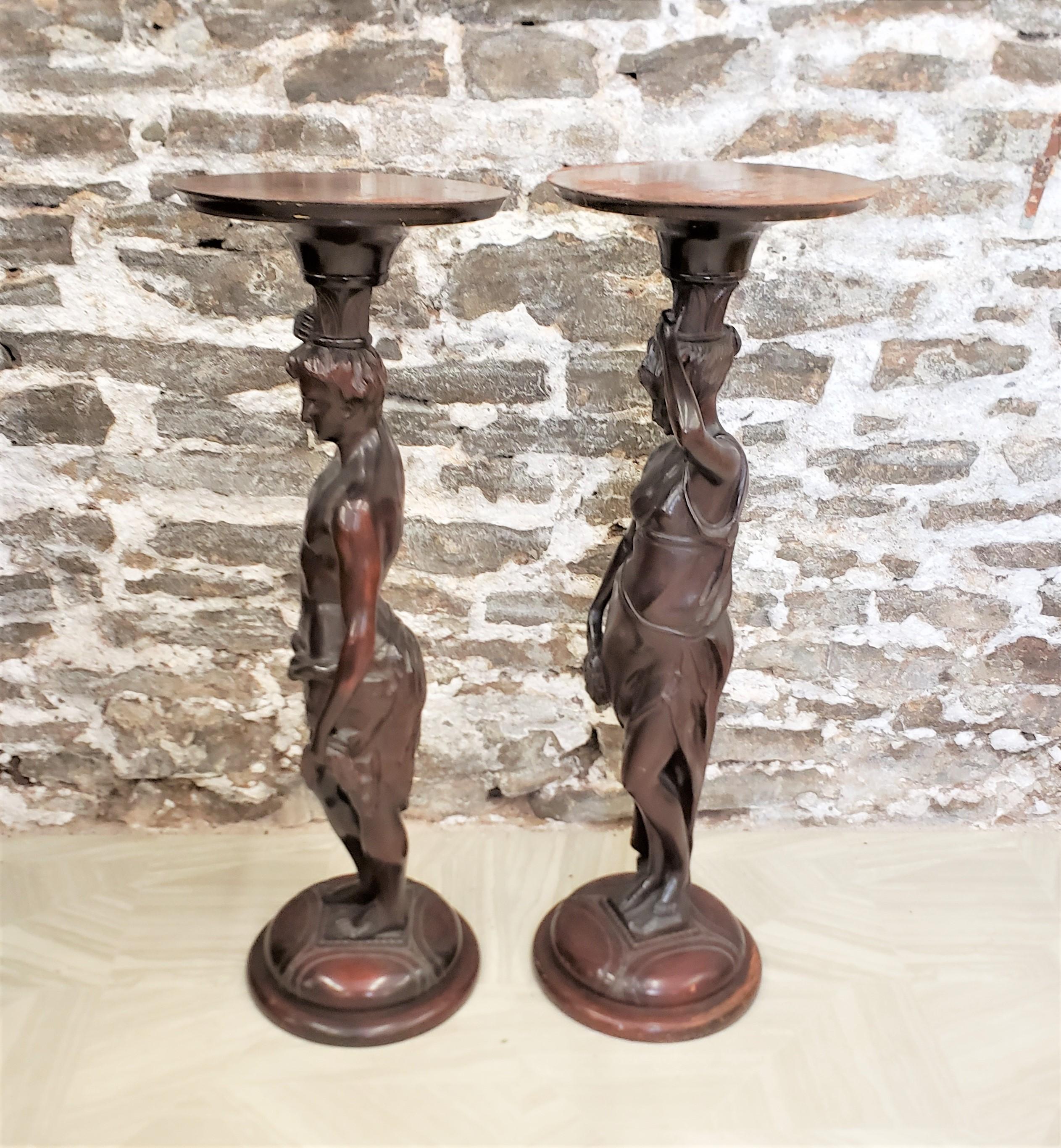 Paire de piédestaux anciens en bois sculptés à la main représentant des figures néoclassiques en vente 2