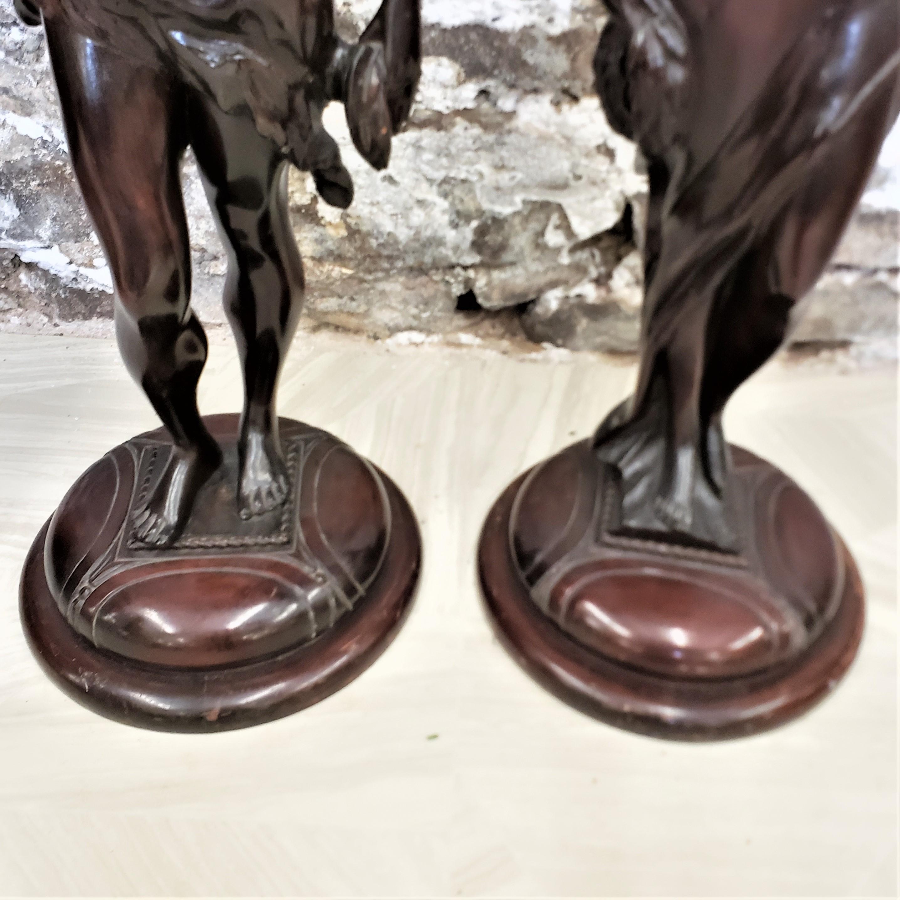 Paire de piédestaux anciens en bois sculptés à la main représentant des figures néoclassiques en vente 8
