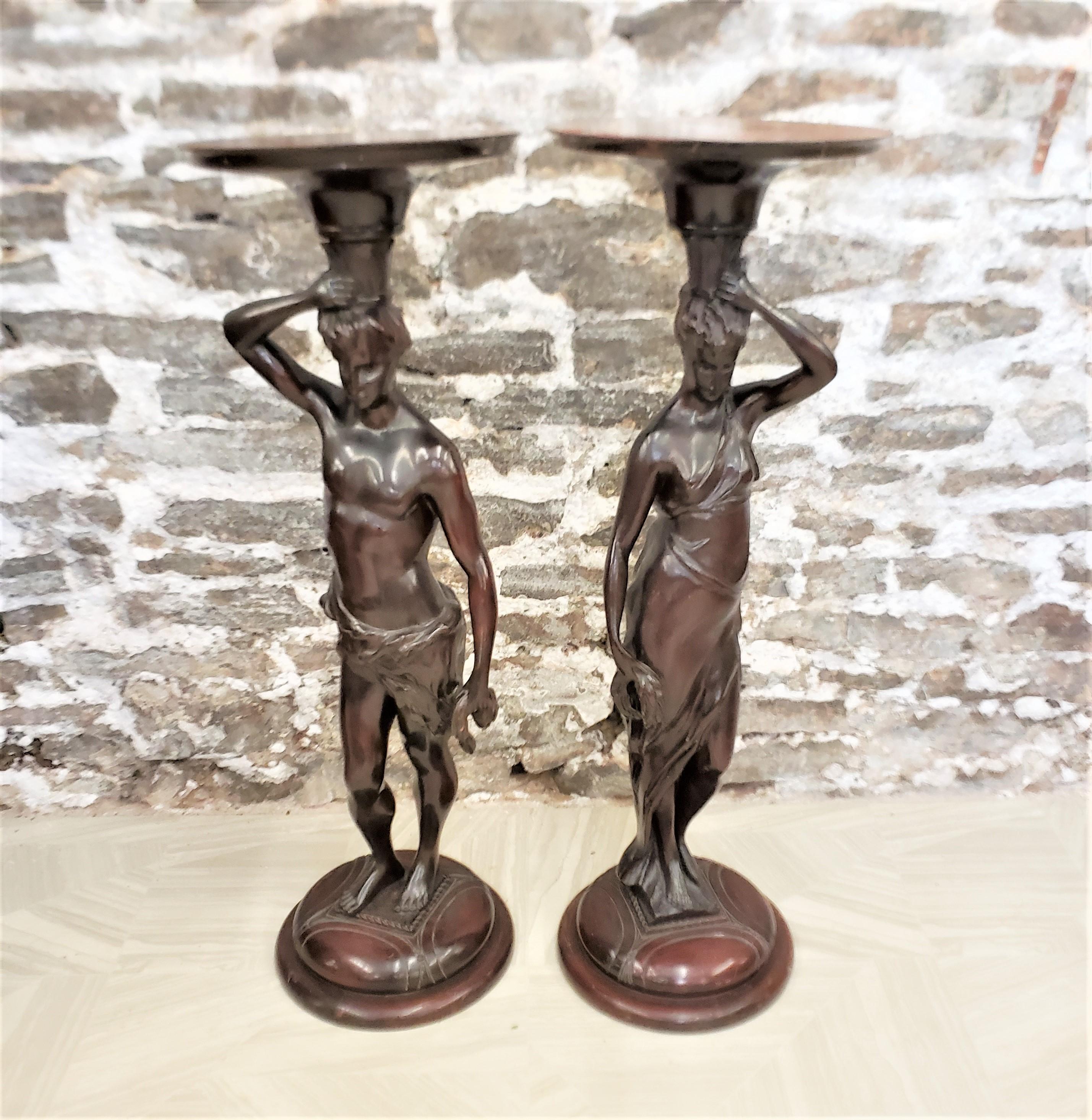 20ième siècle Paire de piédestaux anciens en bois sculptés à la main représentant des figures néoclassiques en vente
