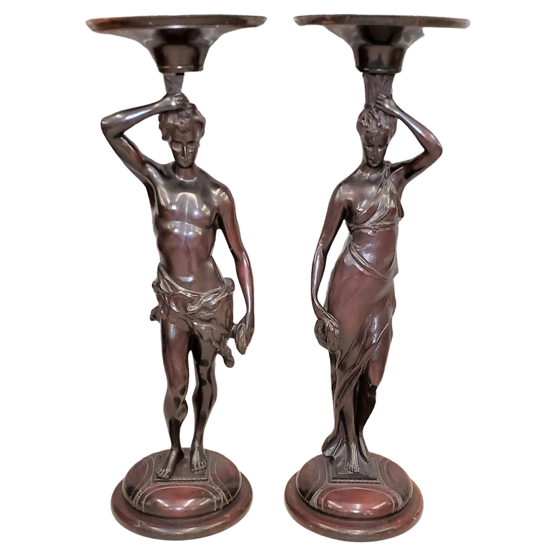 Paar antike handgeschnitzte figurale Holzsockel mit neoklassizistischen Figuren aus Holz