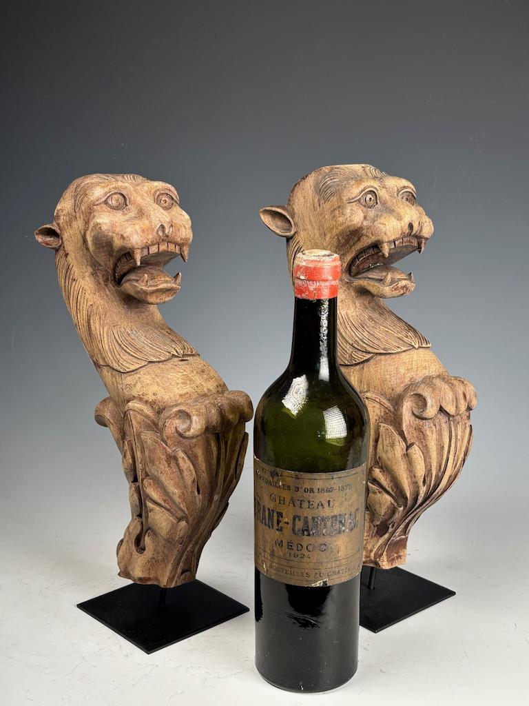 Paar antike handgeschnitzte Greif-Figuren aus Holz - Exquisite architektonische Sal im Zustand „Gut“ im Angebot in Lincoln, GB