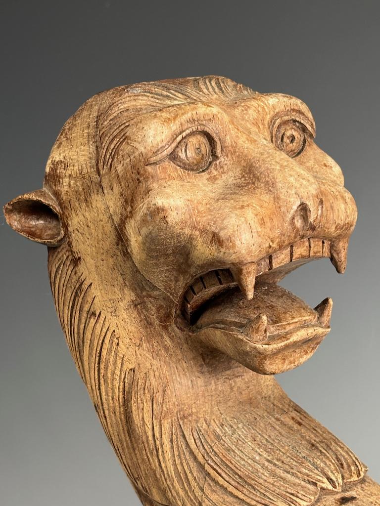 Paar antike handgeschnitzte Greif-Figuren aus Holz - Exquisite architektonische Sal (18. Jahrhundert und früher) im Angebot