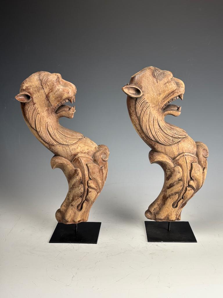 Paar antike handgeschnitzte Greif-Figuren aus Holz - Exquisite architektonische Sal im Angebot 2