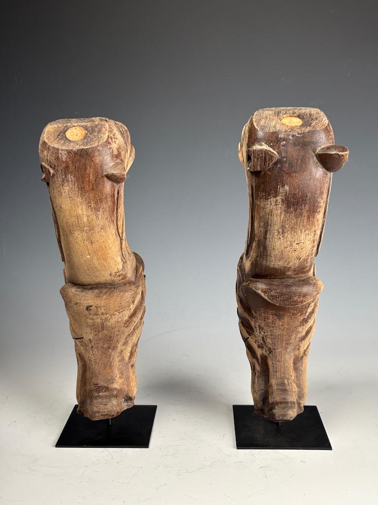Paar antike handgeschnitzte Greif-Figuren aus Holz - Exquisite architektonische Sal im Angebot 3