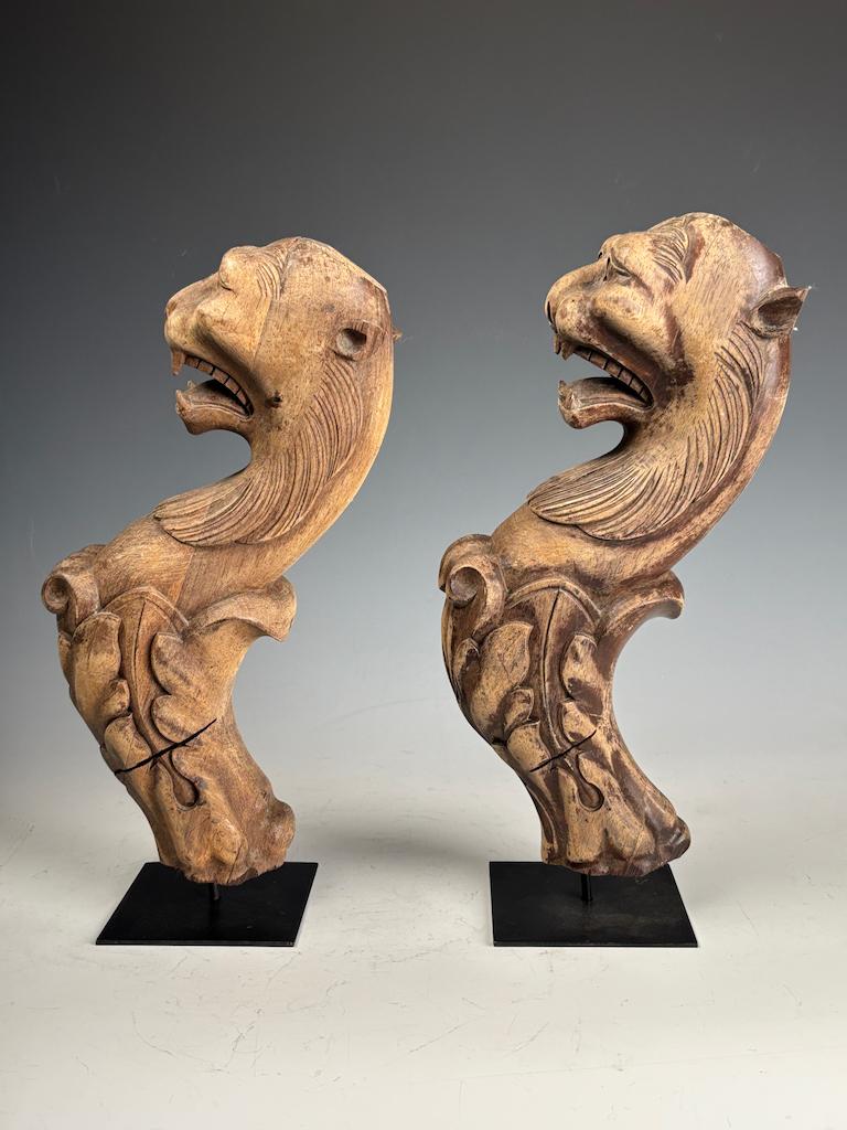 Paar antike handgeschnitzte Greif-Figuren aus Holz - Exquisite architektonische Sal im Angebot 4