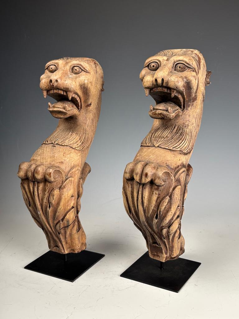 Paar antike handgeschnitzte Greif-Figuren aus Holz - Exquisite architektonische Sal im Angebot 5