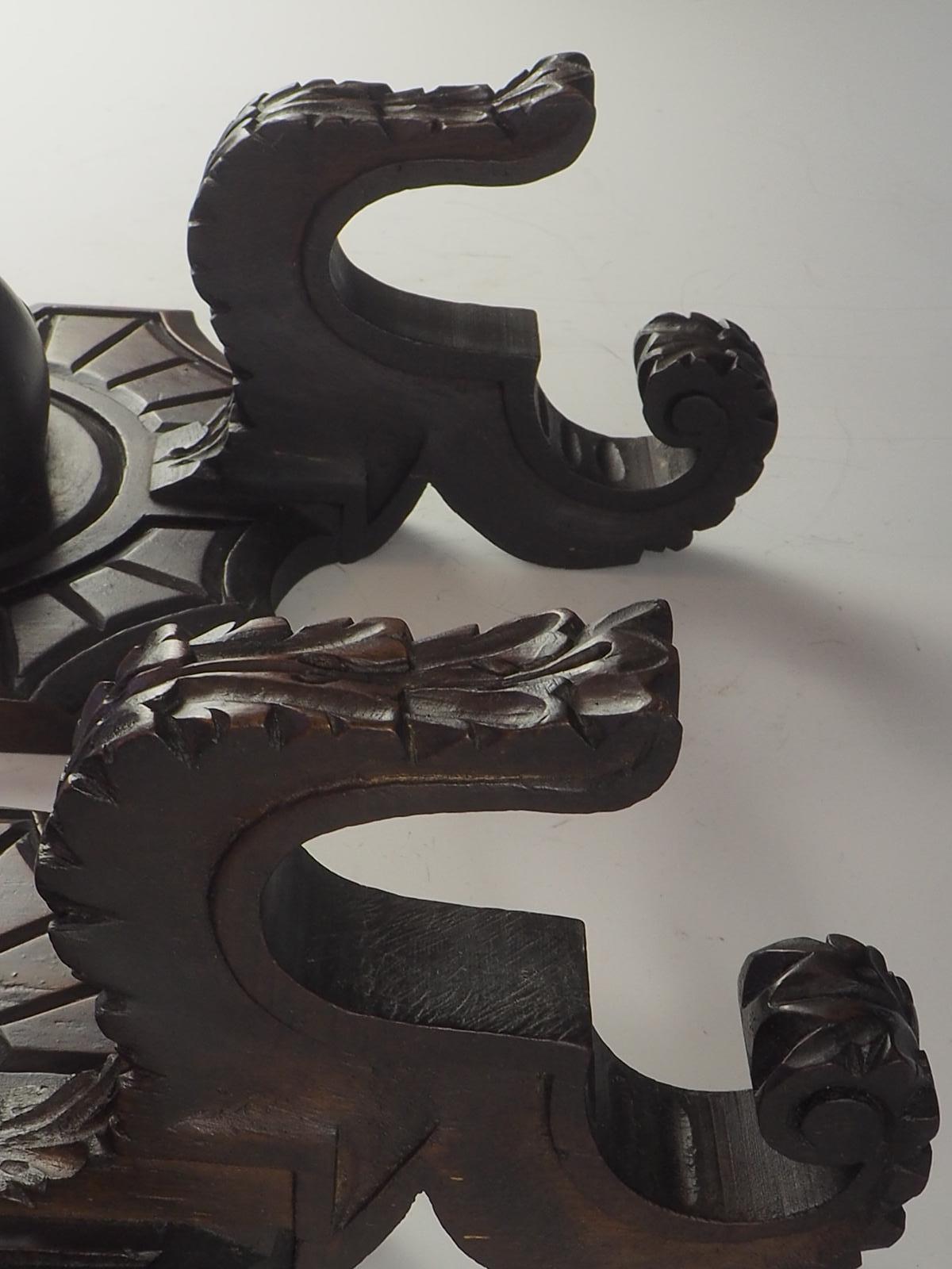 Paire de supports muraux anciens en bois sculptés à la main pour fusil de chasse/arme à feu en vente 3