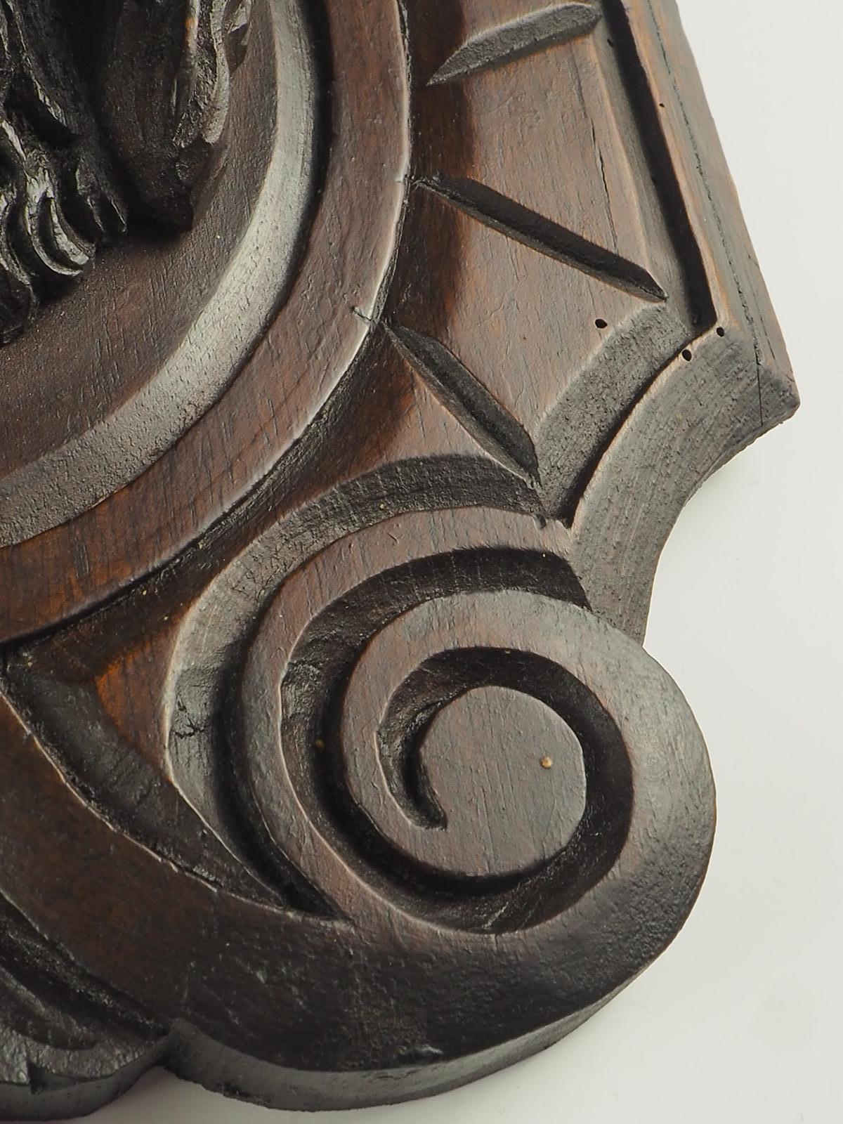 Paire de supports muraux anciens en bois sculptés à la main pour fusil de chasse/arme à feu en vente 4