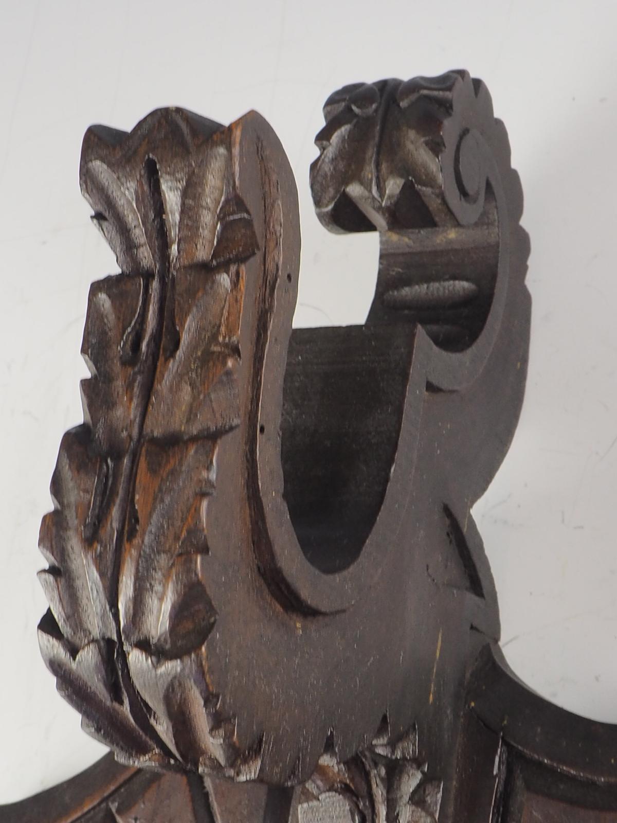 Pair of Antique Hand Carved Wooden Gun Dog Wall Brackets for Hunting Rifle / Gun In Good Condition For Sale In Lincoln, GB