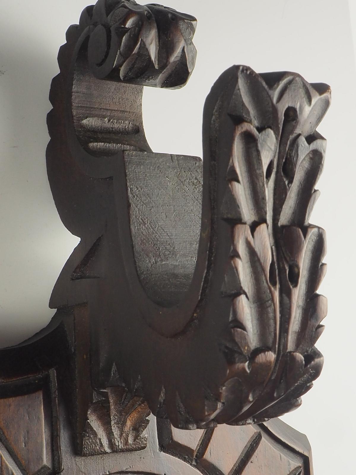 Paire de supports muraux anciens en bois sculptés à la main pour fusil de chasse/arme à feu Bon état - En vente à Lincoln, GB