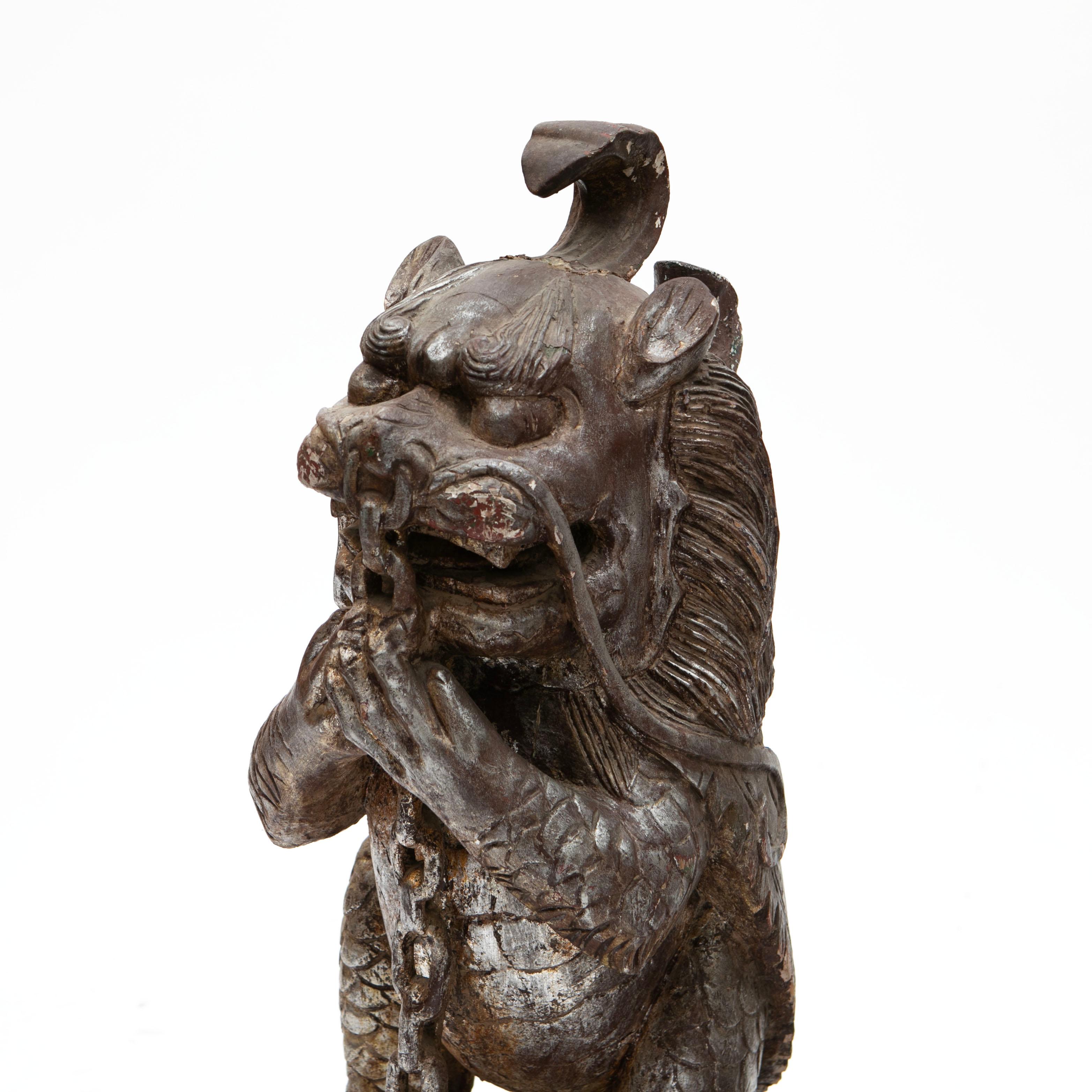 Coppia di leoni da tempio antichi scolpiti a mano in legno con doratura in argento provenienti dal Siam in vendita 4