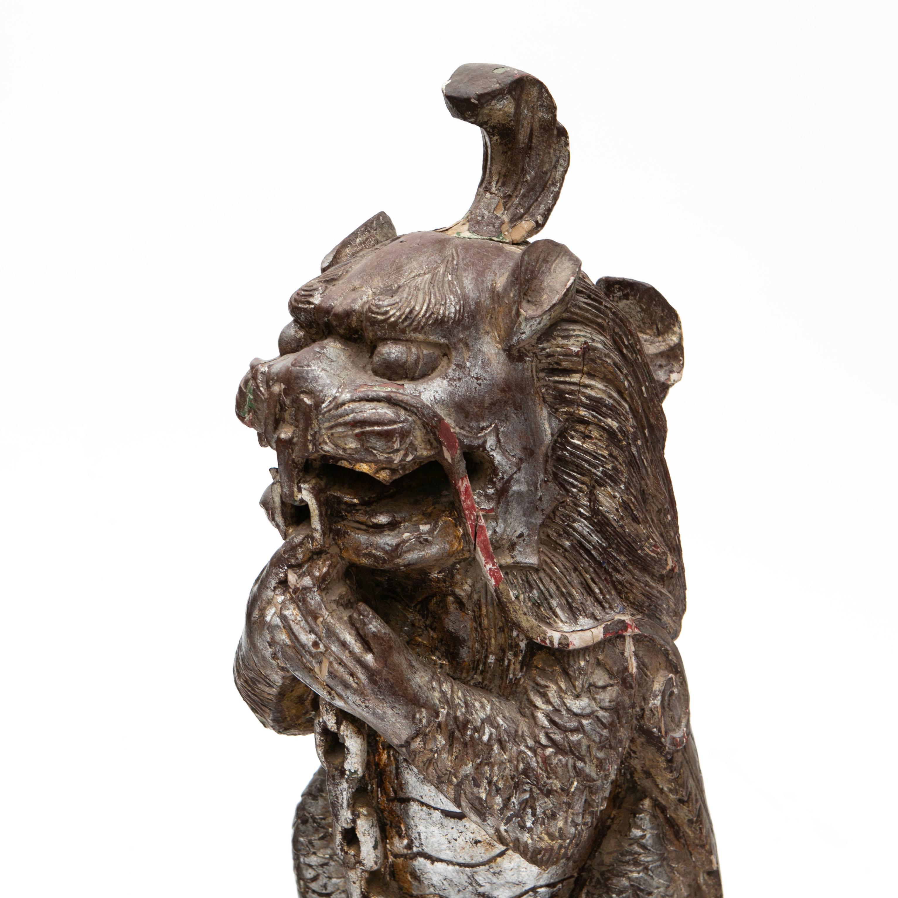 Coppia di leoni da tempio antichi scolpiti a mano in legno con doratura in argento provenienti dal Siam in vendita 5