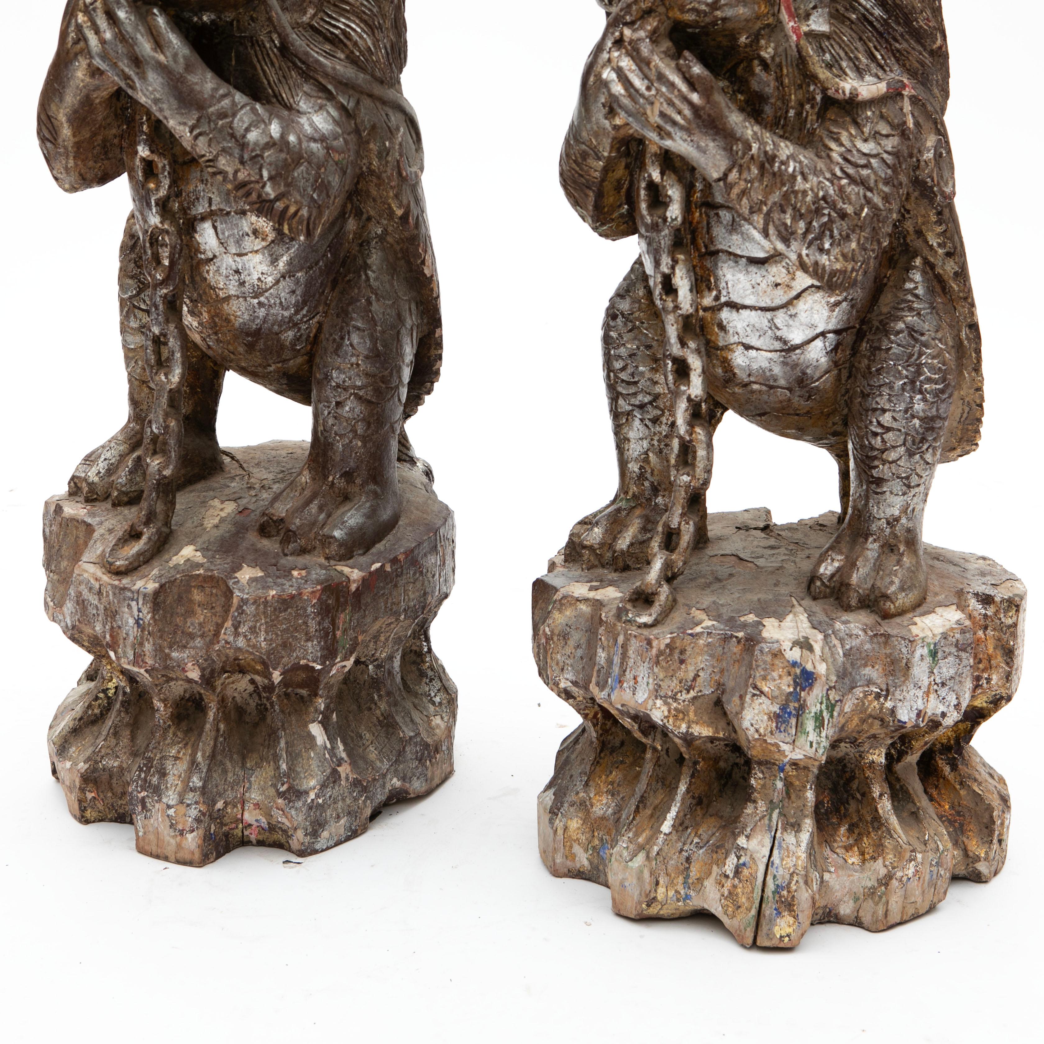 Coppia di leoni da tempio antichi scolpiti a mano in legno con doratura in argento provenienti dal Siam in vendita 6