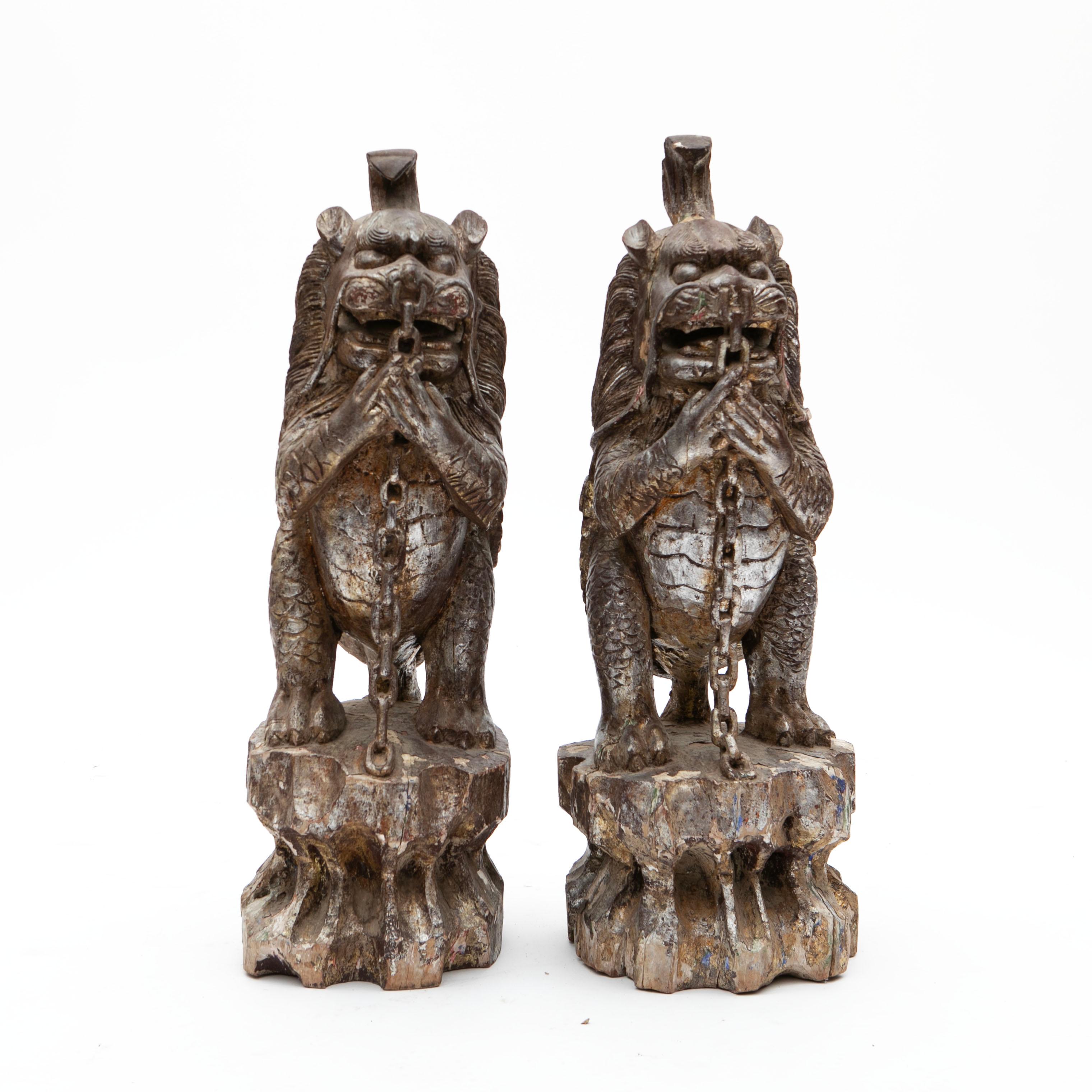 Coppia di grandi e maestosi leoni da tempio provenienti da un tempio di Buddha nel Siam (l'odierna Thailandia).
Intagliati a mano nel legno, conservano l'originale doratura in argento, evidenziando un'intricata abilità artigianale e un ricco