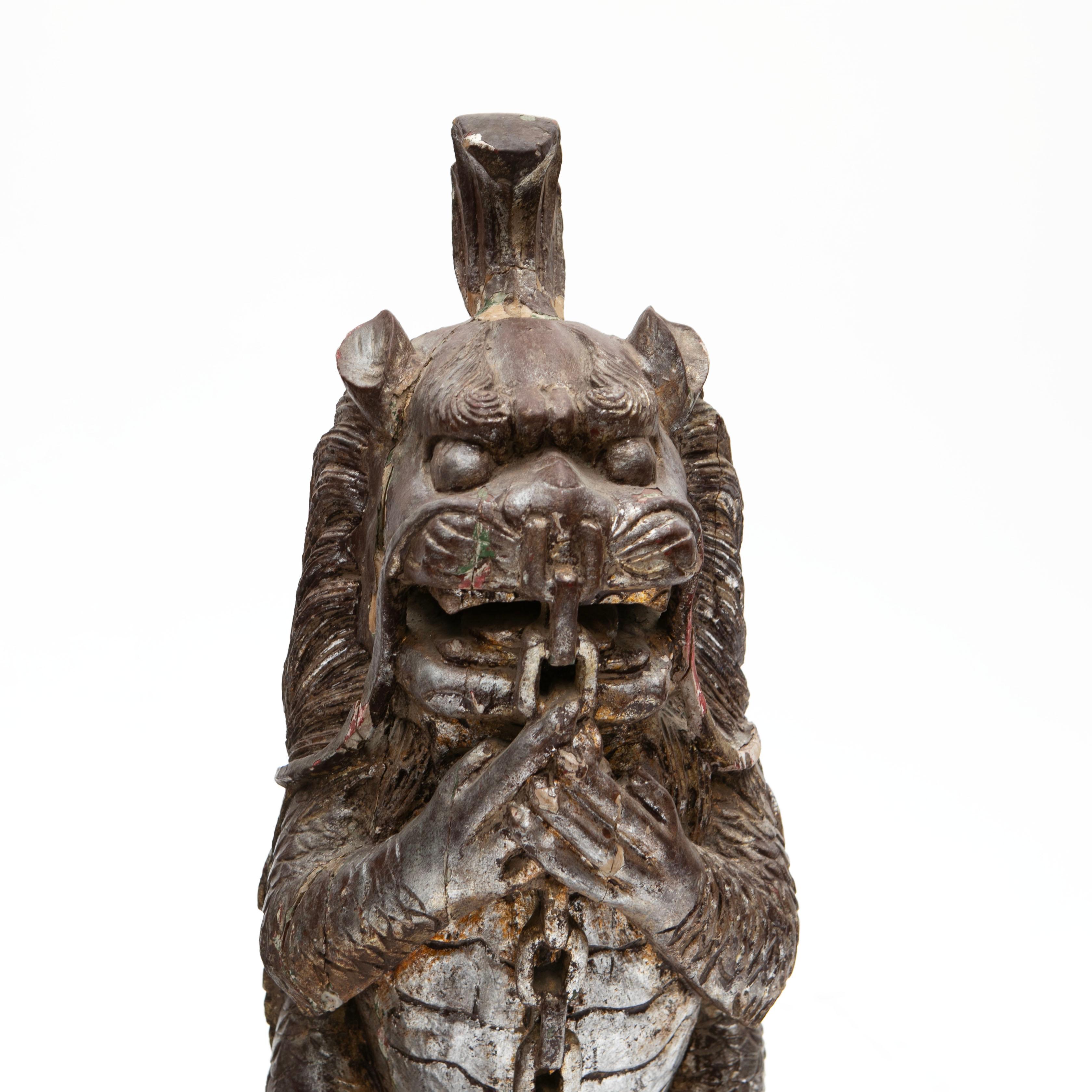 Thailandese Coppia di leoni da tempio antichi scolpiti a mano in legno con doratura in argento provenienti dal Siam in vendita