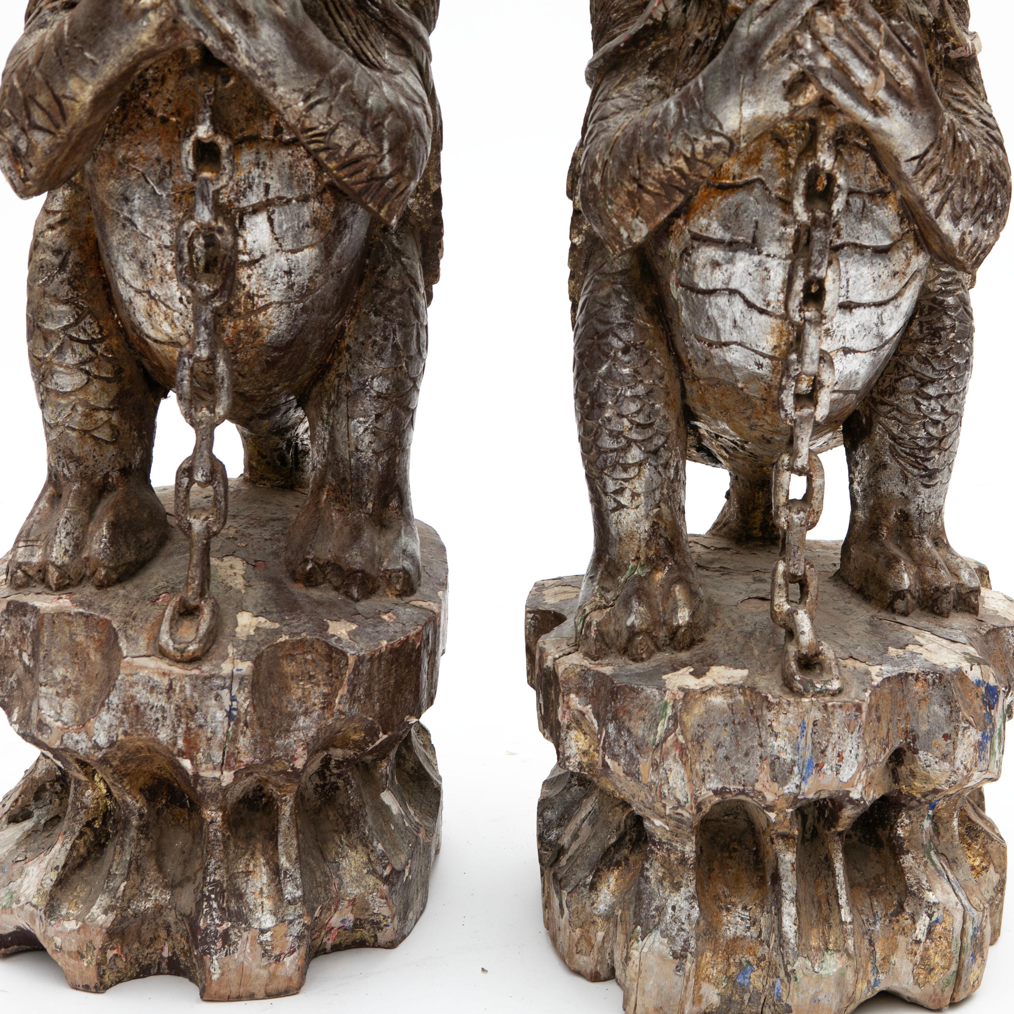 Dorato Coppia di leoni da tempio antichi scolpiti a mano in legno con doratura in argento provenienti dal Siam in vendita