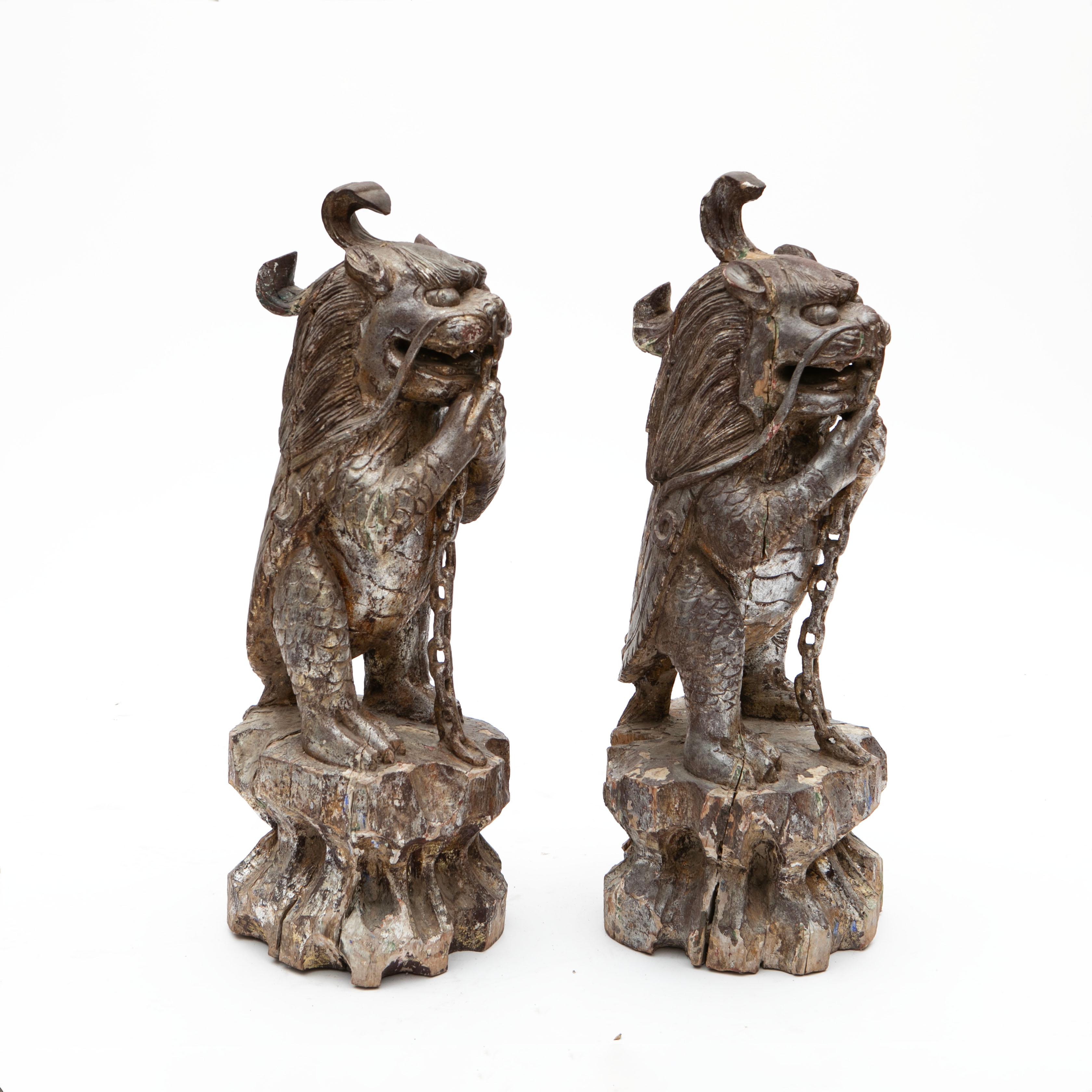 Coppia di leoni da tempio antichi scolpiti a mano in legno con doratura in argento provenienti dal Siam In condizioni buone in vendita a Kastrup, DK
