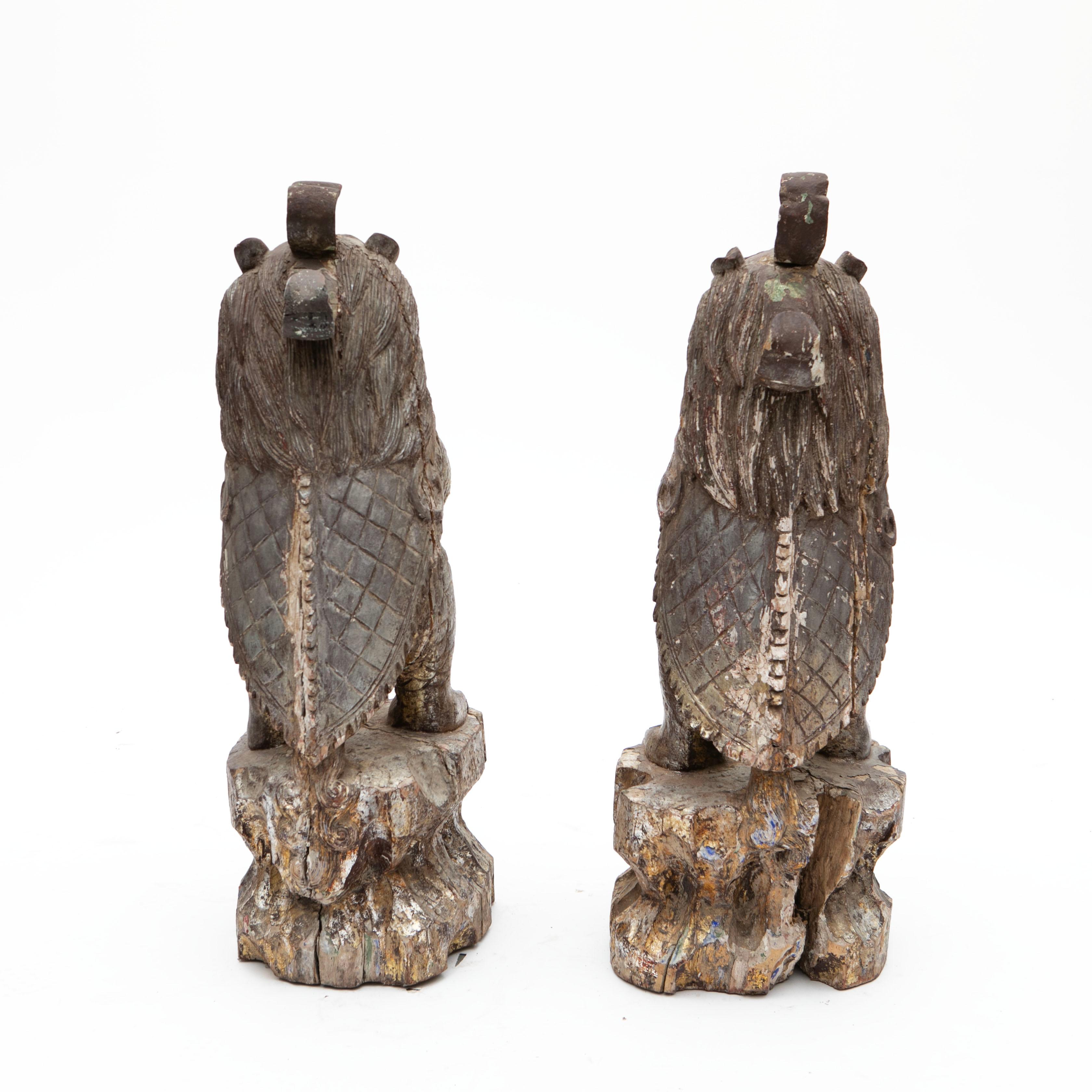 Coppia di leoni da tempio antichi scolpiti a mano in legno con doratura in argento provenienti dal Siam in vendita 1