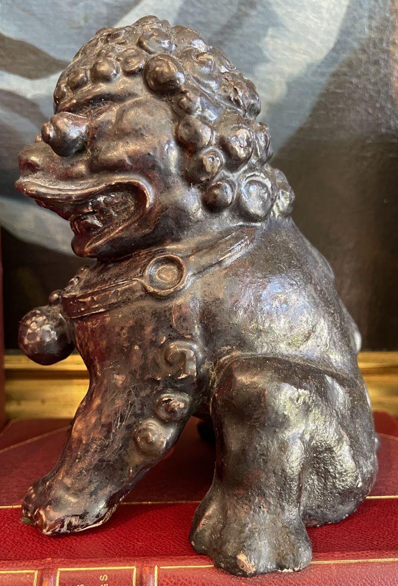 Cinese Coppia di antichi leoni cinesi Foo modellati a mano in vendita